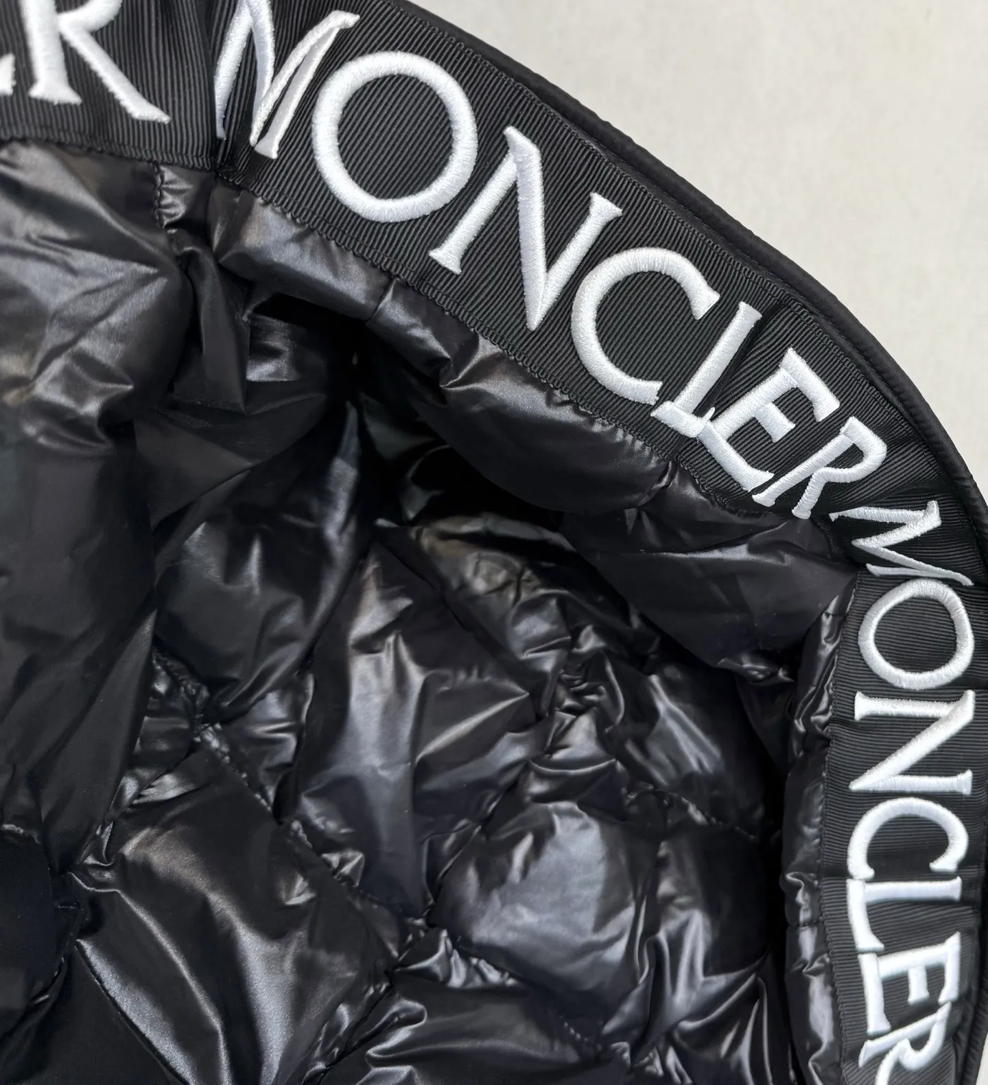 P800 Moncler down jacket with large webbing and embroidered letters, upgraded logo with induction anti-counterfeiting and the latest NFC anti-counterfeiting technology. Same style, filled with 90 white duck down fluffy and full, customer-supplied fabrics, original hardware molding, placket with large letters embroidered webbing, same style for men and women. Color code number: 1 2 3 4 5