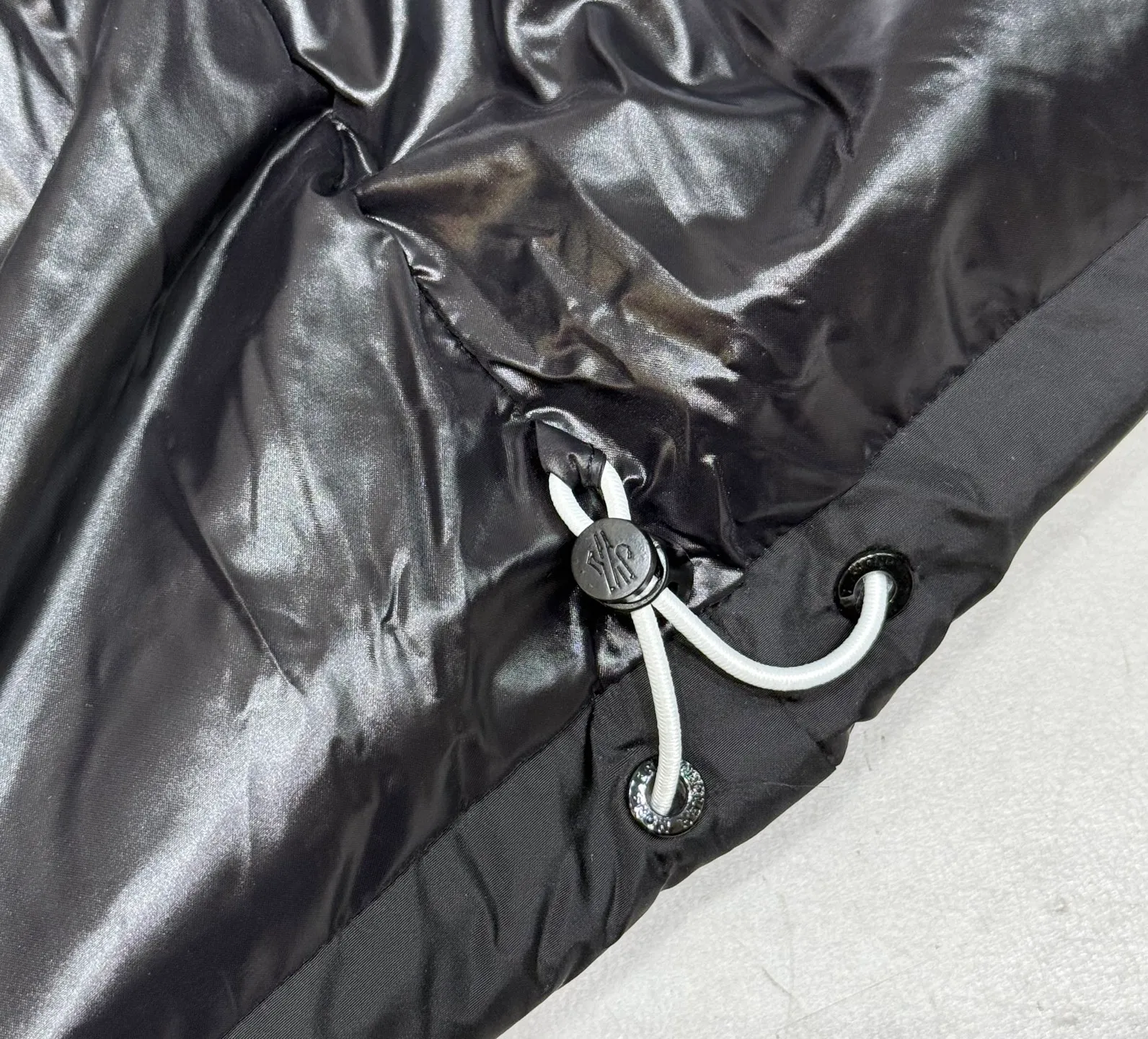 P800 Moncler down jacket with large webbing and embroidered letters, upgraded logo with induction anti-counterfeiting and the latest NFC anti-counterfeiting technology. Same style, filled with 90 white duck down fluffy and full, customer-supplied fabrics, original hardware molding, placket with large letters embroidered webbing, same style for men and women. Color code number: 1 2 3 4 5