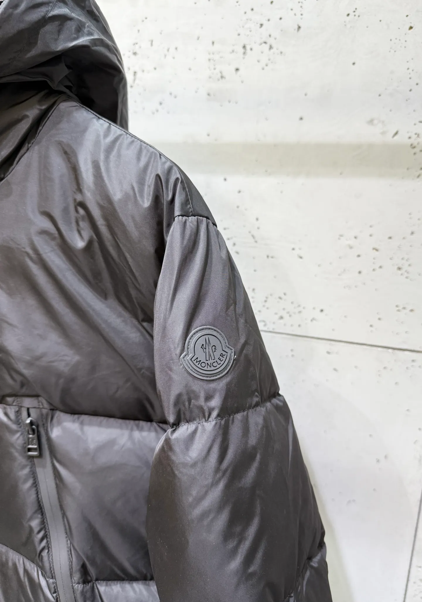 P800 Moncler down jacket with large webbing and embroidered letters, upgraded logo with induction anti-counterfeiting and the latest NFC anti-counterfeiting technology. Same style, filled with 90 white duck down fluffy and full, customer-supplied fabrics, original hardware molding, placket with large letters embroidered webbing, same style for men and women. Color code number: 1 2 3 4 5