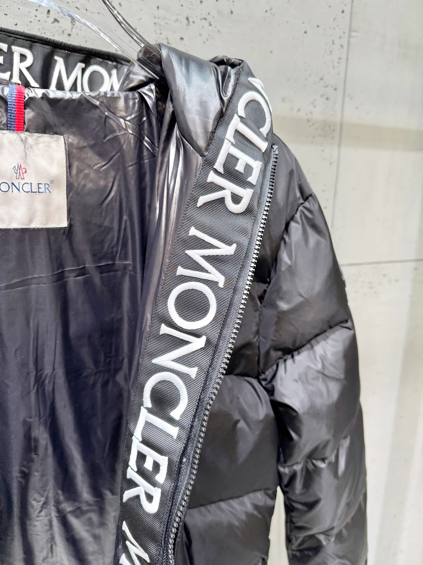 P800 Moncler down jacket with large webbing and embroidered letters, upgraded logo with induction anti-counterfeiting and the latest NFC anti-counterfeiting technology. Same style, filled with 90 white duck down fluffy and full, customer-supplied fabrics, original hardware molding, placket with large letters embroidered webbing, same style for men and women. Color code number: 1 2 3 4 5