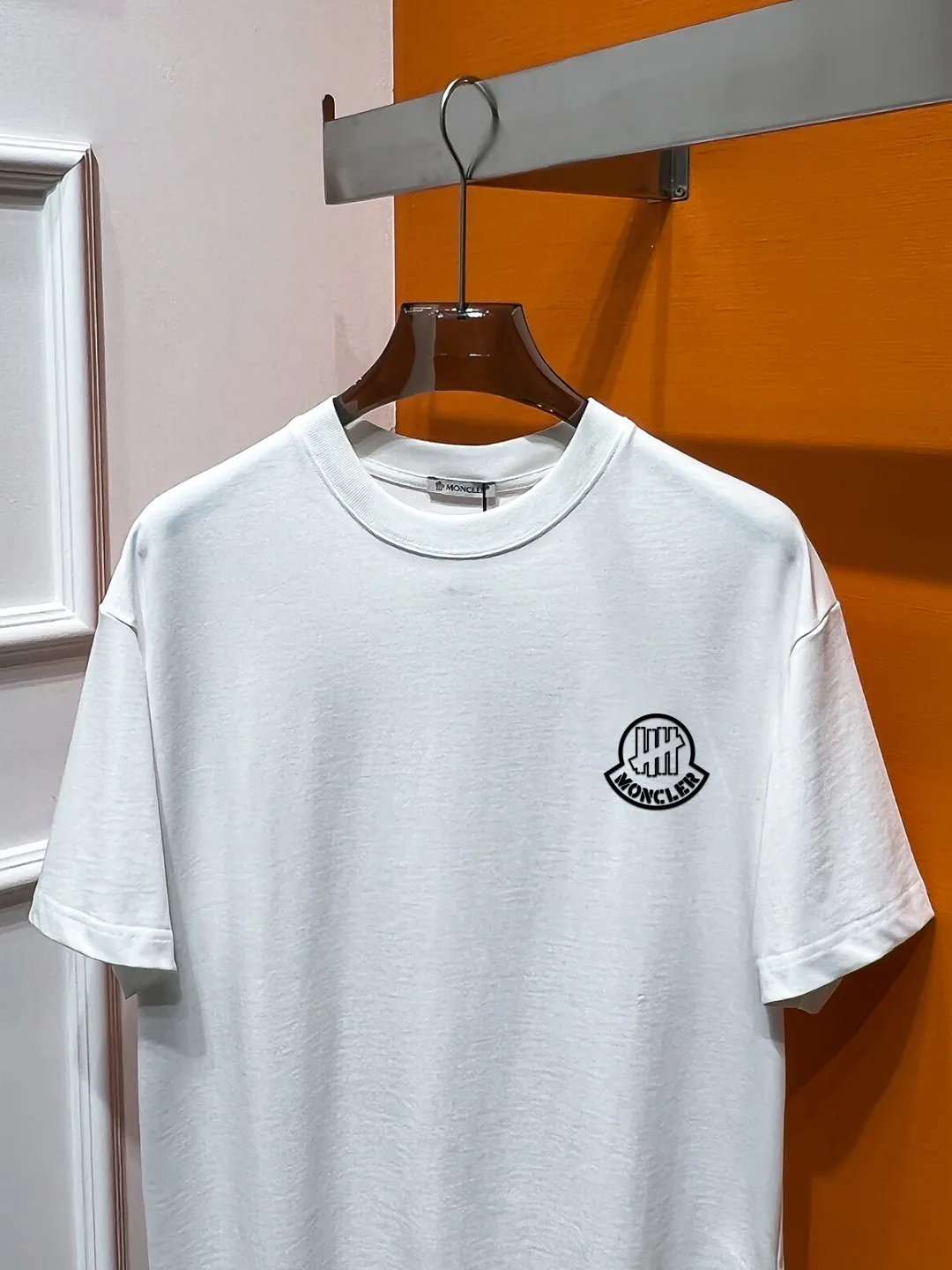 P140 Moncler# Spring and summer top counter synchronous short-sleeved T-shirt (complete with 3 labels). It is made of imported 100%-32 count double-strand Xinjiang cotton fabric. It is the original fabric of the counter. It has strong brand recognition and is full of high street and exquisite style. It will definitely become the best choice for high street appearances. The fabric is thick and has a strong say in texture and comfort. It feels delicate and comfortable to wear. The upper body effect is great. It is made of pure cotton. This kind of cotton is very special. It feels very soft and has a double-sided texture. This is the first time I have gotten such functional fabric in a long time. It is really good! It’s not a bad style or material, straight men will definitely like it!  It is a fusion of top elements, a classic trendy men's fashion, and the upper body comfort is unparalleled. It can be said that it is a must-have in summer, and it is more fashionable and can easily create a fashionable and stylish super item. It interprets your luxury and taste and creates your fashionable style and charm. Fashionable round neck chest T-shirt This T-shirt has exquisite craftsmanship and full design sense! The matching is trendy and stylish! This must-have item has an elegant upper body, looks good both inside and outside, and combines fashion and comfort. It looks like a basic men's T-shirt, but it is not. It can be worn alone or layered underneath. There is no problem in wearing one piece for all seasons. The product is really, really good! It comes from the original factory, and there are not many pieces that can be counted on the fingers. Whether he can own it or not depends on your hand speed. The custom-woven double-layer rib neck design is flat and snug and not easy to deform. The brand logo remains the same, creating an alternative luxury fashion atmosphere and becoming a new concept that breaks out of the cocoon in the year. Available in two colors: white and black. Size: S M L XL 2XL