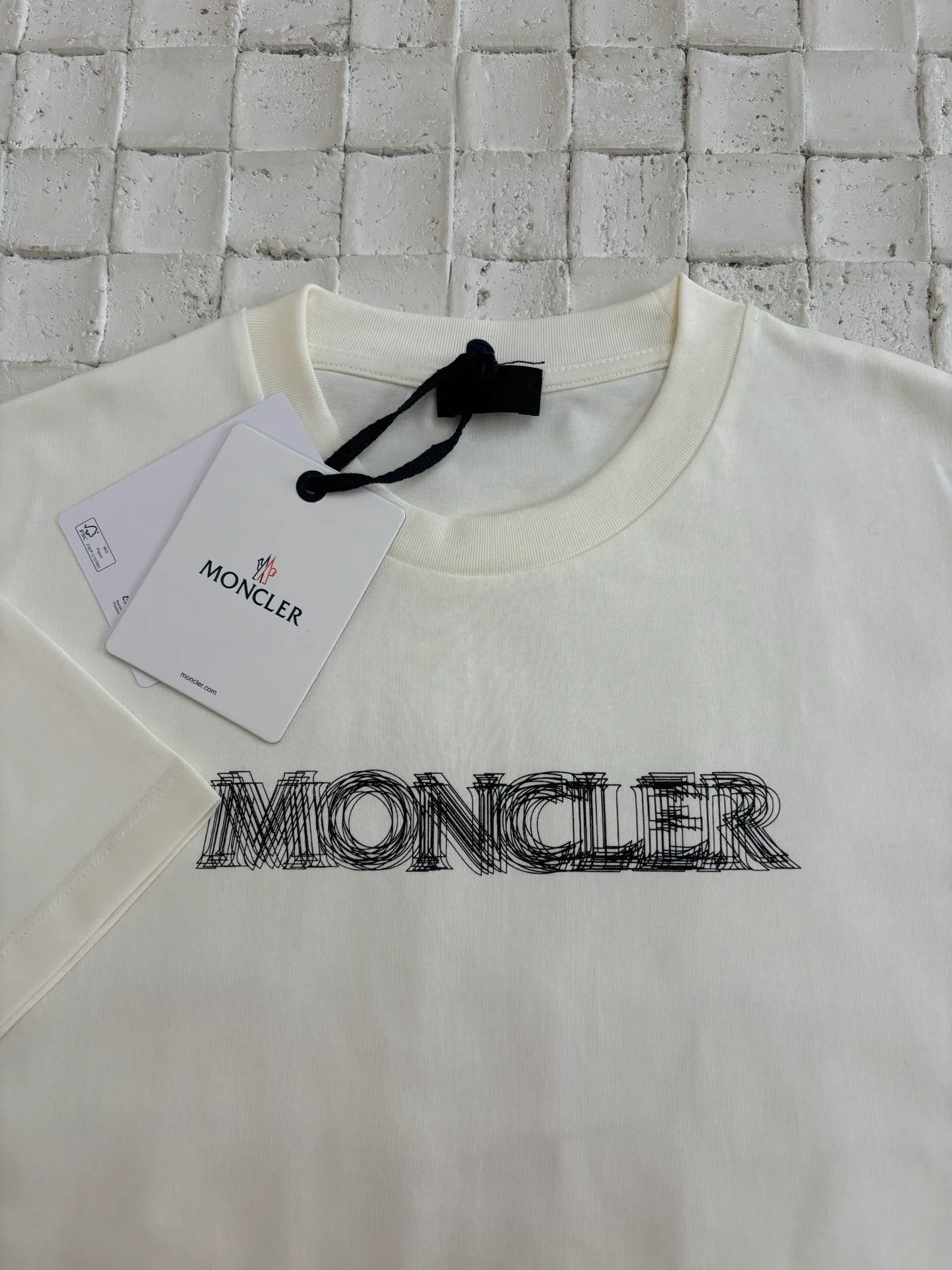 P246 Moncler*/Muzzled 25Ss new star logo short-sleeved T-shirt. Customized exclusive mercerized densely spun cotton. Delicate and soft, comfortable and close to the skin. Pure black as the main color. Moncler logo printing is like stars, thick plate printing. Use a thick plate printing machine to convert the design pattern into a printable template. The pattern is printed layer by layer on the textile through pressure. The entire printing process requires 5 to 6 moldings.  Size：S/M/L