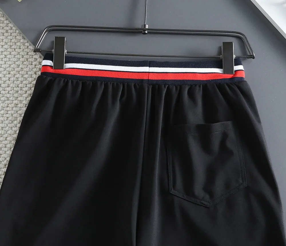 P210 🌸🌸 Moncler 2025 spring and summer new trousers [knitted trousers] feel comfortable to wear, low-key yet luxurious, very high-end, with pockets designed to be fashionable and high-end. Needless to say, the trousers style and tailoring needless to say, the upper body is exquisite and vivid. Really first-class and top-quality materials. Really top-level casual pants and elastic pants, of outstanding quality. After heavy washing, the trousers are very soft and not picky. The upper body is absolutely stylish. Extremely luxurious. Size:M-4XL
