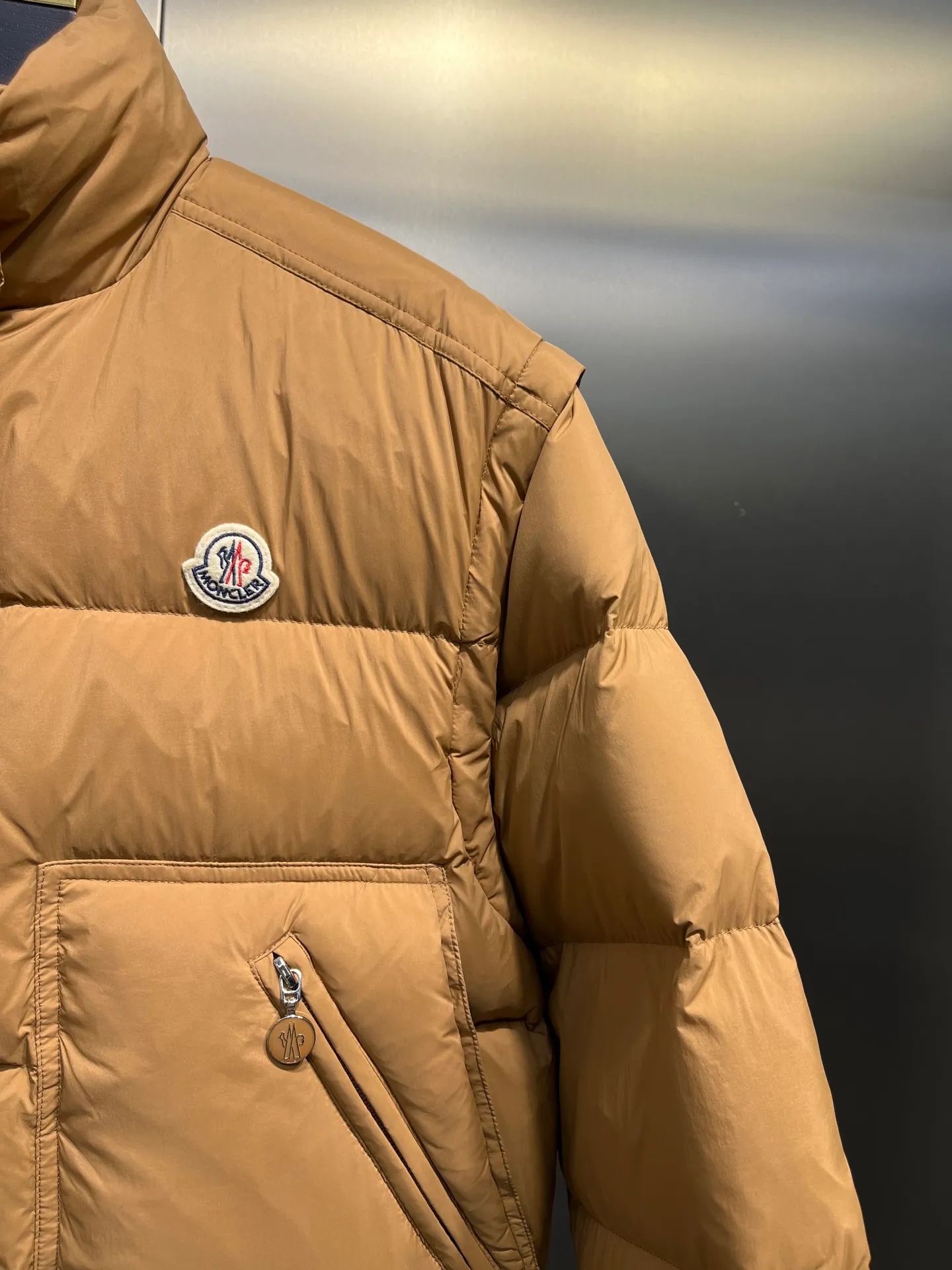 P1040 moncler🌟 Mouth-mounted new autumn and winter down jacket. Original custom-made hardware accessories are all imported and original customization. Welcome to compare. Absolutely high quality. Made of top 90 white goose down. Super soft. Filled with fluffy and full feathers. Super heavy work. Fabric workmanship and perfect pattern. Pay attention to the fabric is super comfortable. Exclusive model. Non-market product. Women's size. Size: 1234