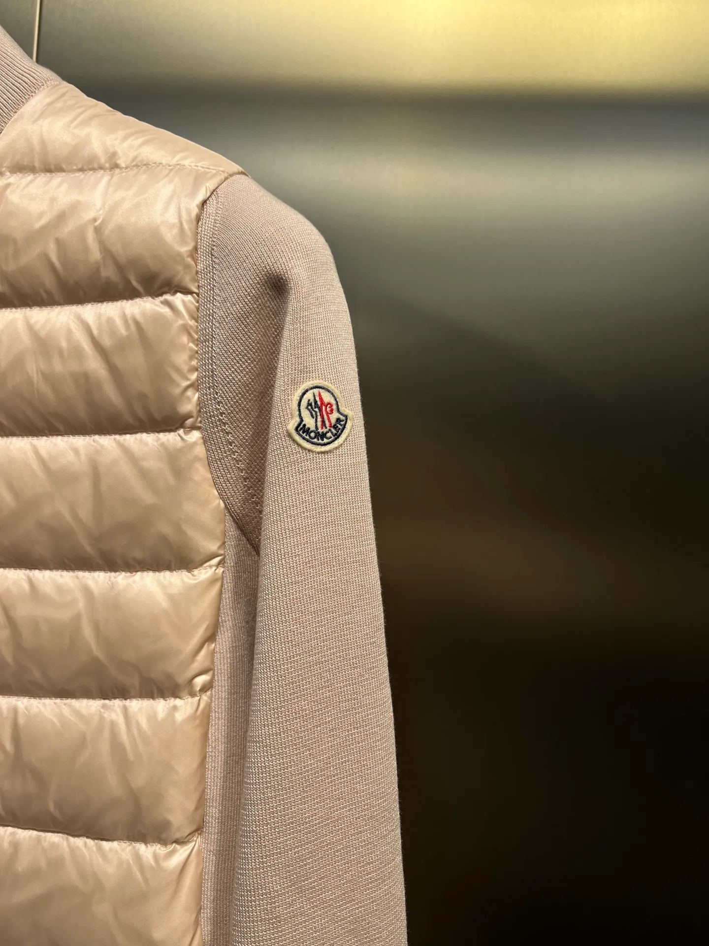 P840 moncler Premium 🌟 Down Knitted Moncler Thin Knitted Stand Collar | Down Jacket The ultimate inner wear item in winter!!! Several sweaters with down are released at this time of year. In fact, the evergreen style of sweaters and down is a basic style. It can be worn alone or layered, which will give it a more layered look!!! The front is down, and the back and two sleeves are made of wool blended fabrics. The soft and delicate knitted feel is not irritating at all! The texture is amazing, the velvet is large, delicate and stemless, and full of fluffiness! It has enough filling, and its thermal insulation performance is not to mention!!! It is windproof and warm, eliminating any possibility of velvet running. It feels silky and smooth, and the stiffness is also very good. The upper body will not look bloated. It is an evergreen model with a spliced ​​design! Color: white, black, lotus root pink Size: 1234