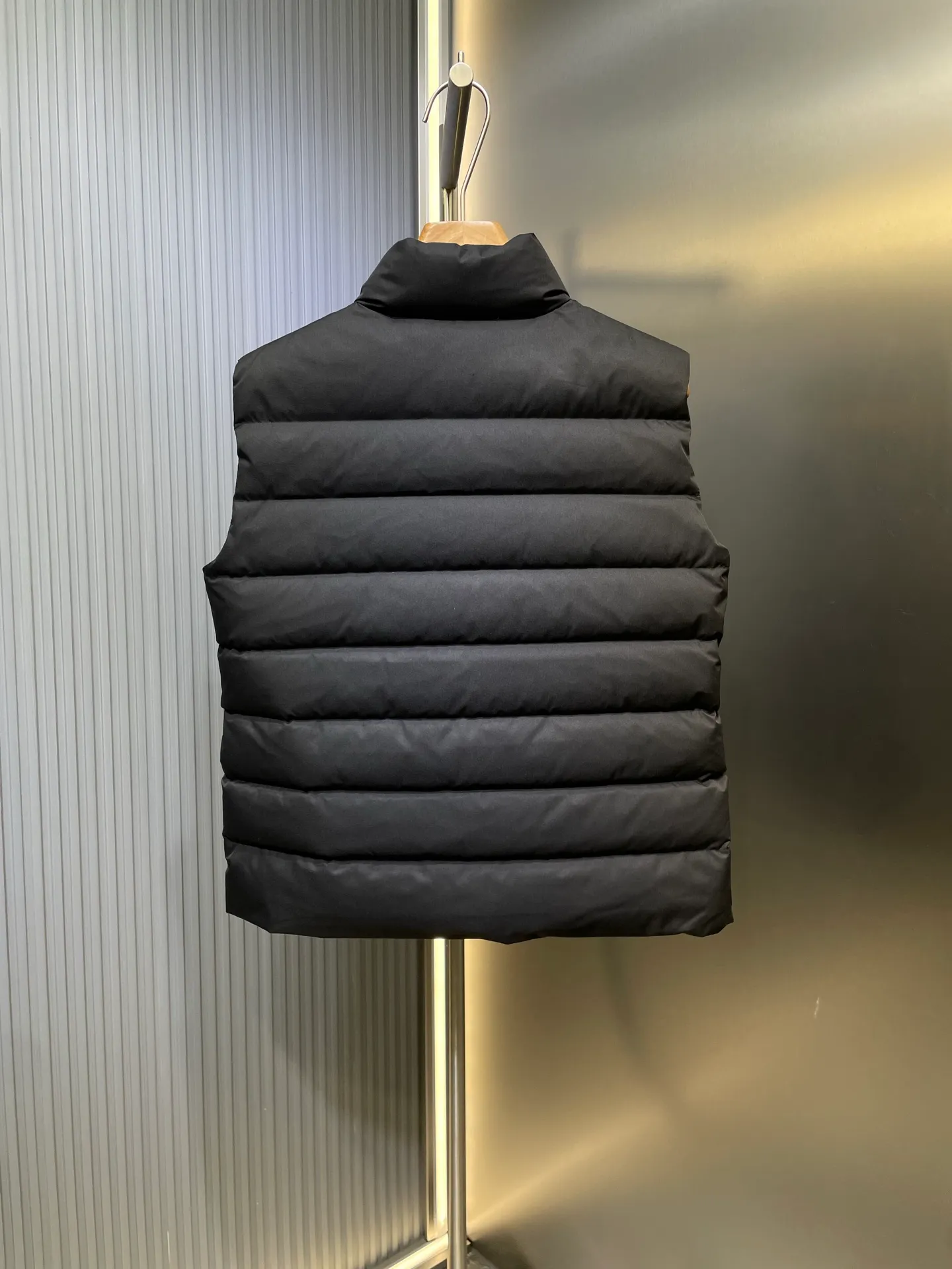 P610 moncler🌟 Original customized hardware accessories are all imported and original customized. Welcome to compare. Absolutely high quality. Use top-grade 95 white duck down. Super soft. Full and fluffy. Super heavy work. Fabric workmanship. Perfect version. Pay attention to the fabric. Super comfortable. Exclusive model. Non-market product. Same style for men and women. Size: s m l