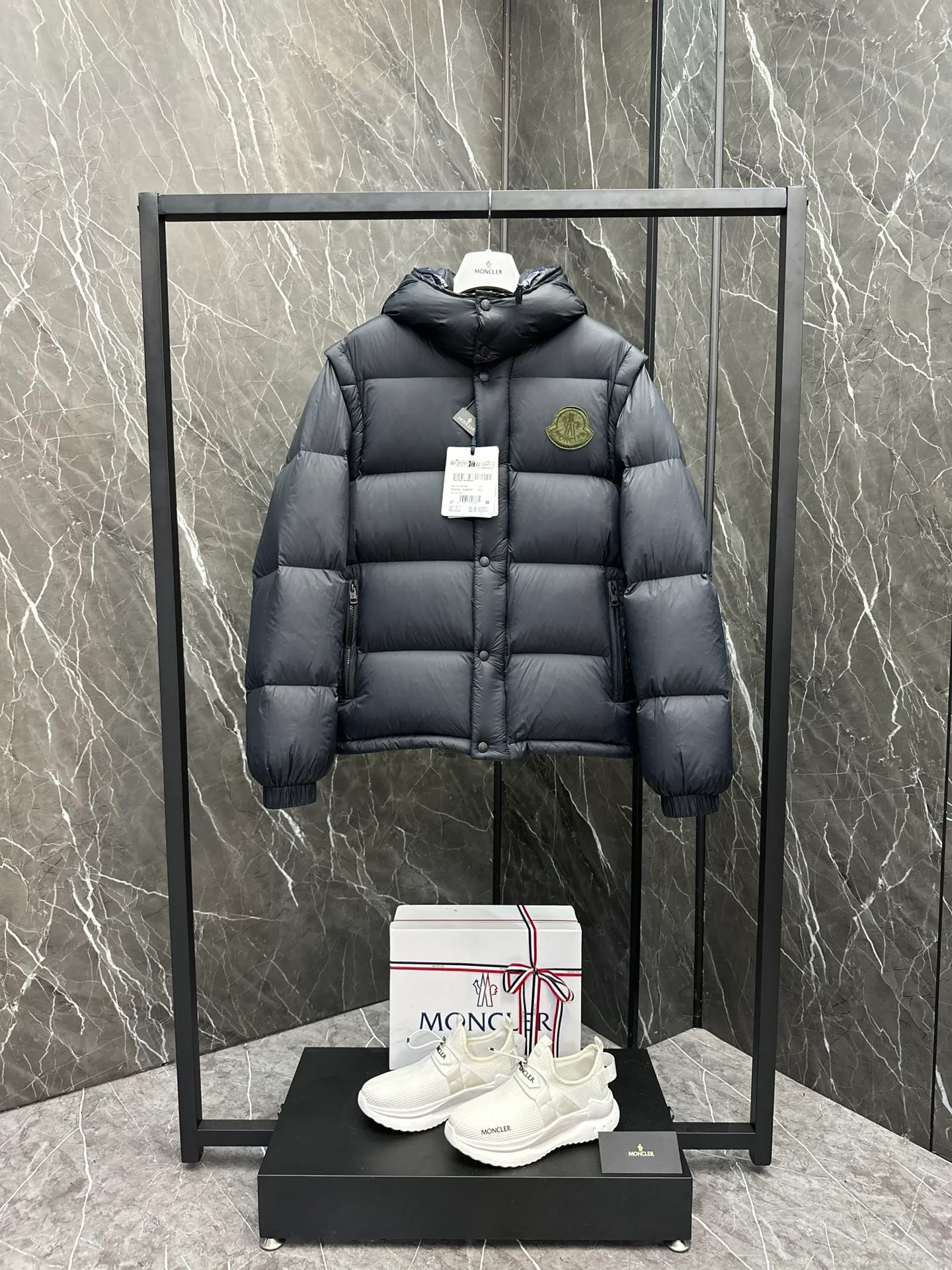 P860 Moncler Cyclone 2-in-1 down jacket. ⚠️Goose down filling, small size filling 320g➕, easy to wear in winter in one piece. Convertible/jacket/hooded vest/stand collar vest/hooded down jacket. The Cyclone down jacket comes with detachable sleeves and can be worn as a vest or jacket.  The Cyclone down jacket is a modern take on the classic silhouette of the 1980s, with a new, simple silhouette. This short down jacket is made from nylon and features easily removable sleeves, allowing you to convert the jacket into a vest. A removable hood and contrast lining complete the design. Details • Made of nylon fabric • Nylon laqué lining • Filled with down • Detachable hood and sleeves • Zipper and snap closure • Zipper pockets • Elastic cuffs • Elastic drawstring hem Size: 1-5 Dark Navy Chocolate 2 colors in Couple size.