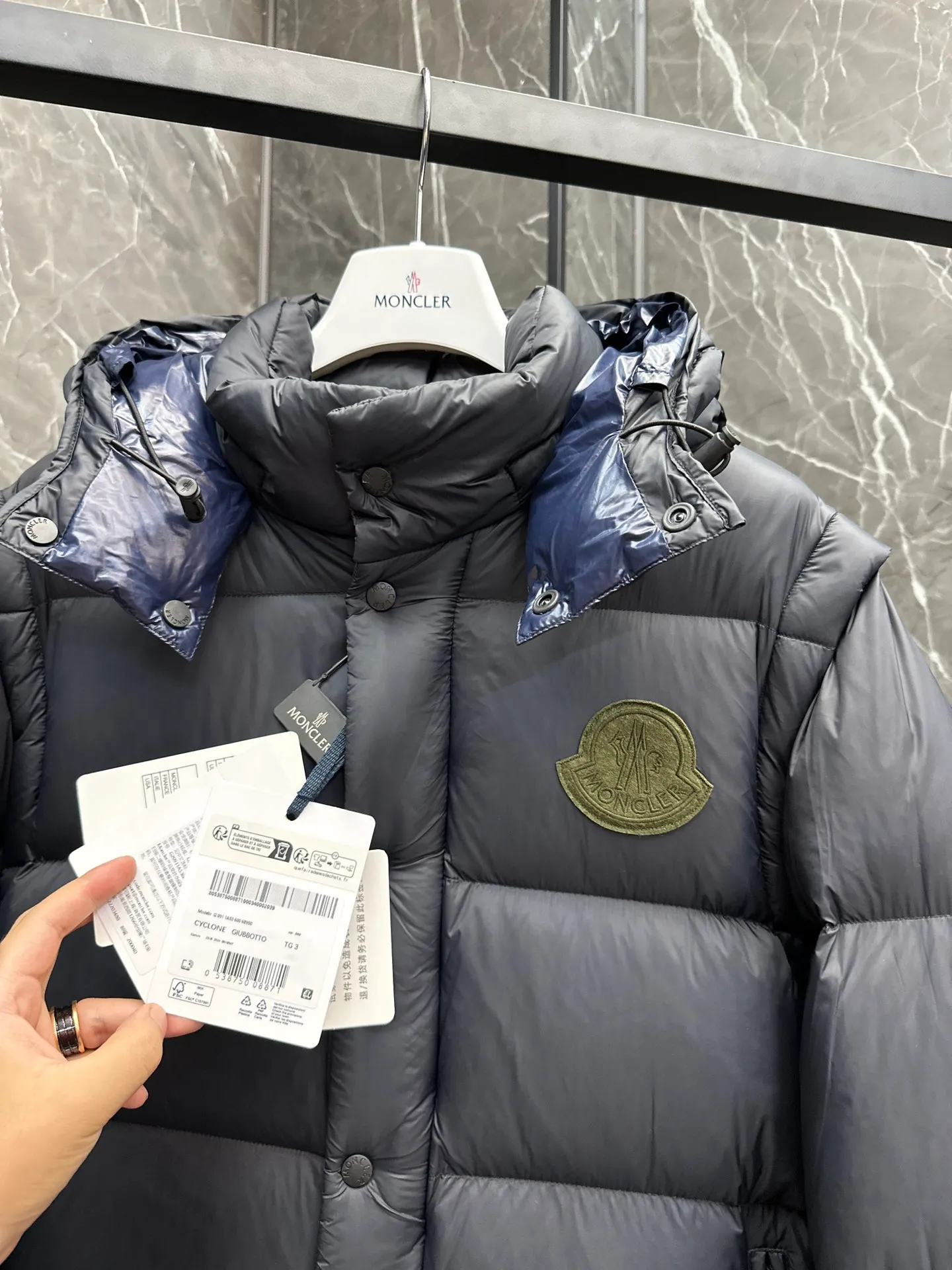P860 Moncler Cyclone 2-in-1 down jacket. ⚠️Goose down filling, small size filling 320g➕, easy to wear in winter in one piece. Convertible/jacket/hooded vest/stand collar vest/hooded down jacket. The Cyclone down jacket comes with detachable sleeves and can be worn as a vest or jacket.  The Cyclone down jacket is a modern take on the classic silhouette of the 1980s, with a new, simple silhouette. This short down jacket is made from nylon and features easily removable sleeves, allowing you to convert the jacket into a vest. A removable hood and contrast lining complete the design. Details • Made of nylon fabric • Nylon laqué lining • Filled with down • Detachable hood and sleeves • Zipper and snap closure • Zipper pockets • Elastic cuffs • Elastic drawstring hem Size: 1-5 Dark Navy Chocolate 2 colors in Couple size.