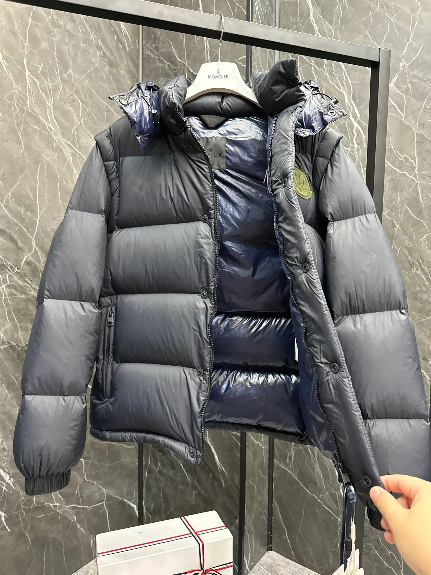 P860 Moncler Cyclone 2-in-1 down jacket. ⚠️Goose down filling, small size filling 320g➕, easy to wear in winter in one piece. Convertible/jacket/hooded vest/stand collar vest/hooded down jacket. The Cyclone down jacket comes with detachable sleeves and can be worn as a vest or jacket.  The Cyclone down jacket is a modern take on the classic silhouette of the 1980s, with a new, simple silhouette. This short down jacket is made from nylon and features easily removable sleeves, allowing you to convert the jacket into a vest. A removable hood and contrast lining complete the design. Details • Made of nylon fabric • Nylon laqué lining • Filled with down • Detachable hood and sleeves • Zipper and snap closure • Zipper pockets • Elastic cuffs • Elastic drawstring hem Size: 1-5 Dark Navy Chocolate 2 colors in Couple size.