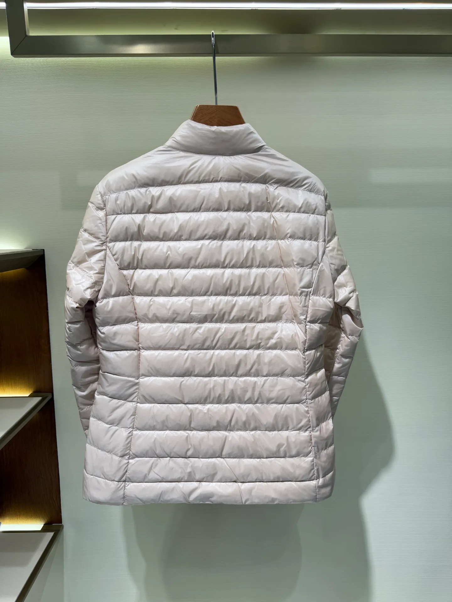 P1060 Moncler Igelle short down jacket for women. The Igelle down jacket is made of longve saison fabric and is suitable for mild weather. This nylon fabric is both warm and lightweight. Designed in a cropped silhouette, it has a slim fit and a nipped-in waist for a feminine silhouette. It is recommended to choose one size up.  Fabric: Made of longue saison fabric, Longue saison lining, filled with down (90 white goose down) Craftsmanship: zipper closure, zipper pockets, customized zigzag wool logo, customized clothing color matching hardware puller (supports NFC chip function) Color: pink black off-white Size: 1 2 3 4 4442040