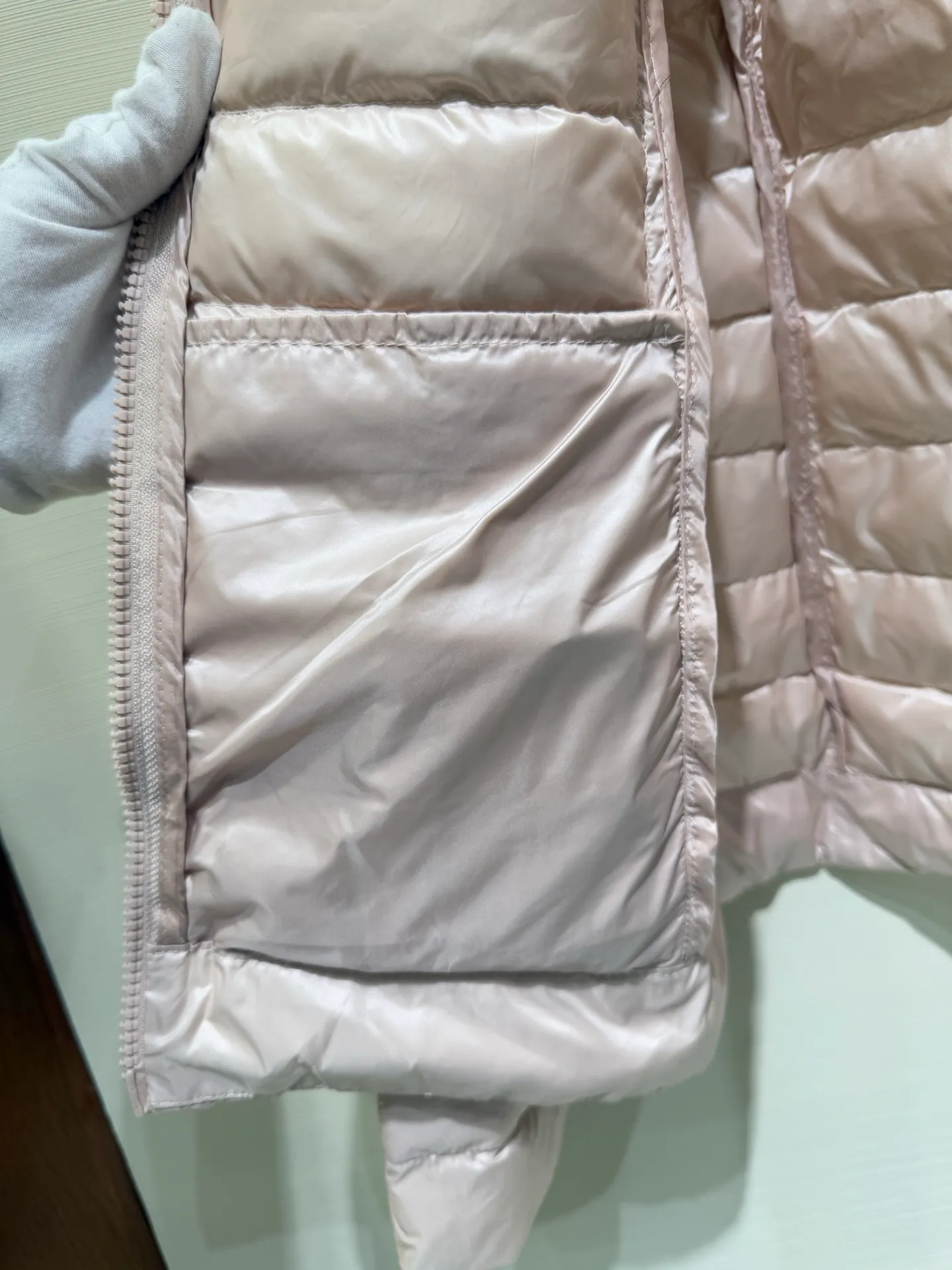 P1060 Moncler Igelle short down jacket for women. The Igelle down jacket is made of longve saison fabric and is suitable for mild weather. This nylon fabric is both warm and lightweight. Designed in a cropped silhouette, it has a slim fit and a nipped-in waist for a feminine silhouette. It is recommended to choose one size up.  Fabric: Made of longue saison fabric, Longue saison lining, filled with down (90 white goose down) Craftsmanship: zipper closure, zipper pockets, customized zigzag wool logo, customized clothing color matching hardware puller (supports NFC chip function) Color: pink black off-white Size: 1 2 3 4 4442040