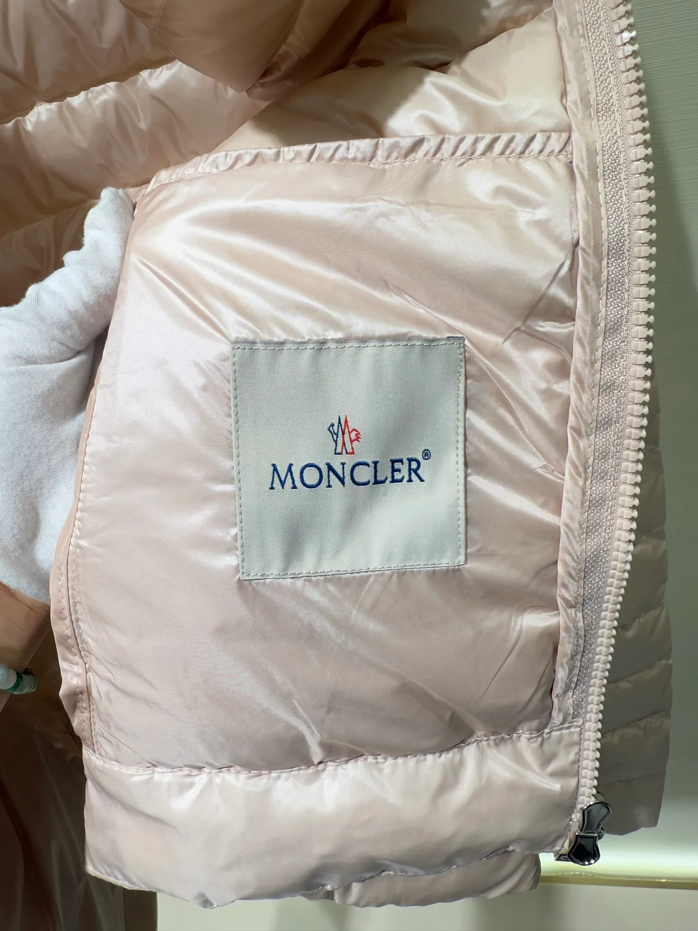 P1060 Moncler Igelle short down jacket for women. The Igelle down jacket is made of longve saison fabric and is suitable for mild weather. This nylon fabric is both warm and lightweight. Designed in a cropped silhouette, it has a slim fit and a nipped-in waist for a feminine silhouette. It is recommended to choose one size up.  Fabric: Made of longue saison fabric, Longue saison lining, filled with down (90 white goose down) Craftsmanship: zipper closure, zipper pockets, customized zigzag wool logo, customized clothing color matching hardware puller (supports NFC chip function) Color: pink black off-white Size: 1 2 3 4 4442040