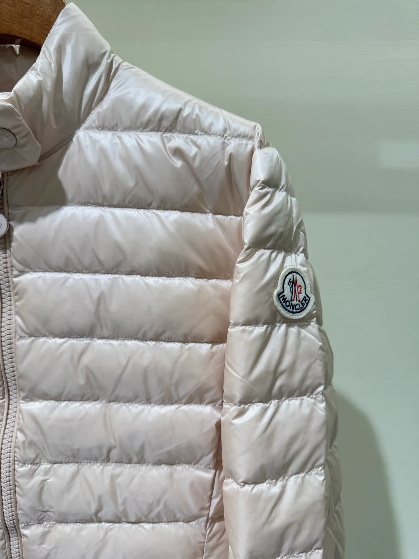 P1060 Moncler Igelle short down jacket for women. The Igelle down jacket is made of longve saison fabric and is suitable for mild weather. This nylon fabric is both warm and lightweight. Designed in a cropped silhouette, it has a slim fit and a nipped-in waist for a feminine silhouette. It is recommended to choose one size up.  Fabric: Made of longue saison fabric, Longue saison lining, filled with down (90 white goose down) Craftsmanship: zipper closure, zipper pockets, customized zigzag wool logo, customized clothing color matching hardware puller (supports NFC chip function) Color: pink black off-white Size: 1 2 3 4 4442040