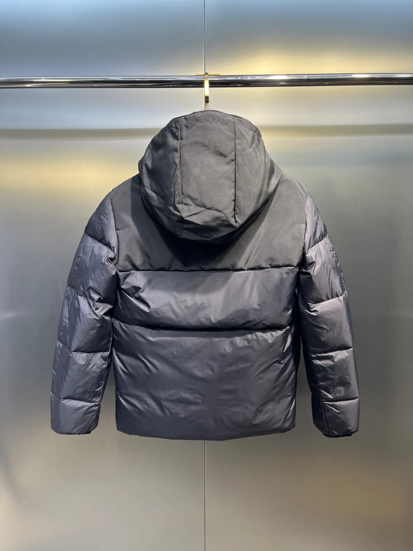 P780 moncler 🌟Large webbing embroidered letters down jacket, upgraded logo with induction anti-counterfeiting, the latest NFC anti-counterfeiting technology, the same style, filled with 90 white duck down fluffy and full, customer-supplied fabrics, original hardware molding, placket with large letters embroidered webbing binding, same style for men and women. Color code number: 1 2 3 4 5