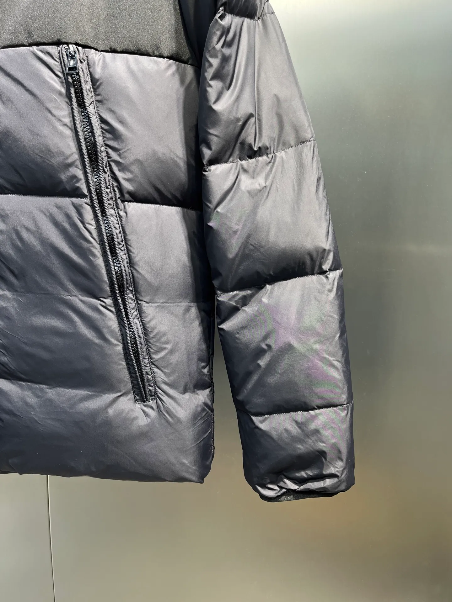 P780 moncler 🌟Large webbing embroidered letters down jacket, upgraded logo with induction anti-counterfeiting, the latest NFC anti-counterfeiting technology, the same style, filled with 90 white duck down fluffy and full, customer-supplied fabrics, original hardware molding, placket with large letters embroidered webbing binding, same style for men and women. Color code number: 1 2 3 4 5