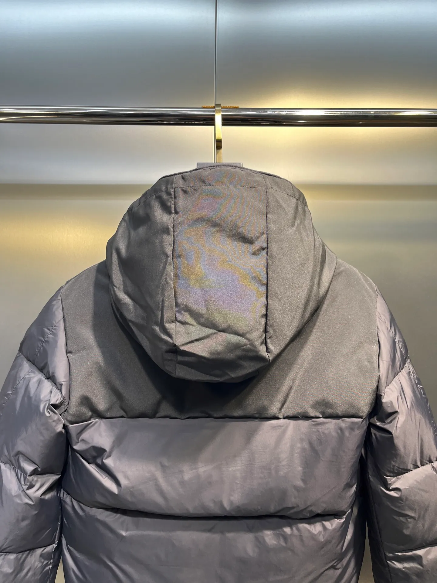 P780 moncler 🌟Large webbing embroidered letters down jacket, upgraded logo with induction anti-counterfeiting, the latest NFC anti-counterfeiting technology, the same style, filled with 90 white duck down fluffy and full, customer-supplied fabrics, original hardware molding, placket with large letters embroidered webbing binding, same style for men and women. Color code number: 1 2 3 4 5