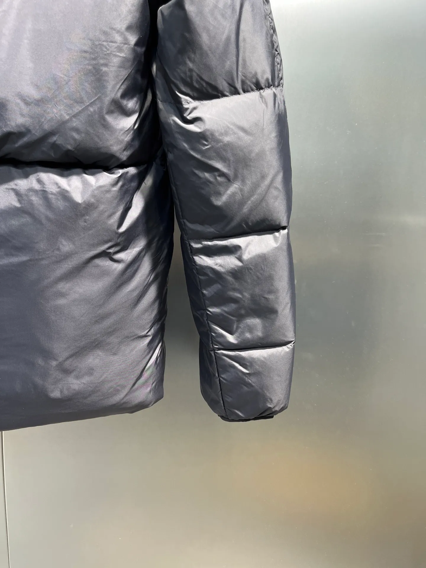 P780 moncler 🌟Large webbing embroidered letters down jacket, upgraded logo with induction anti-counterfeiting, the latest NFC anti-counterfeiting technology, the same style, filled with 90 white duck down fluffy and full, customer-supplied fabrics, original hardware molding, placket with large letters embroidered webbing binding, same style for men and women. Color code number: 1 2 3 4 5