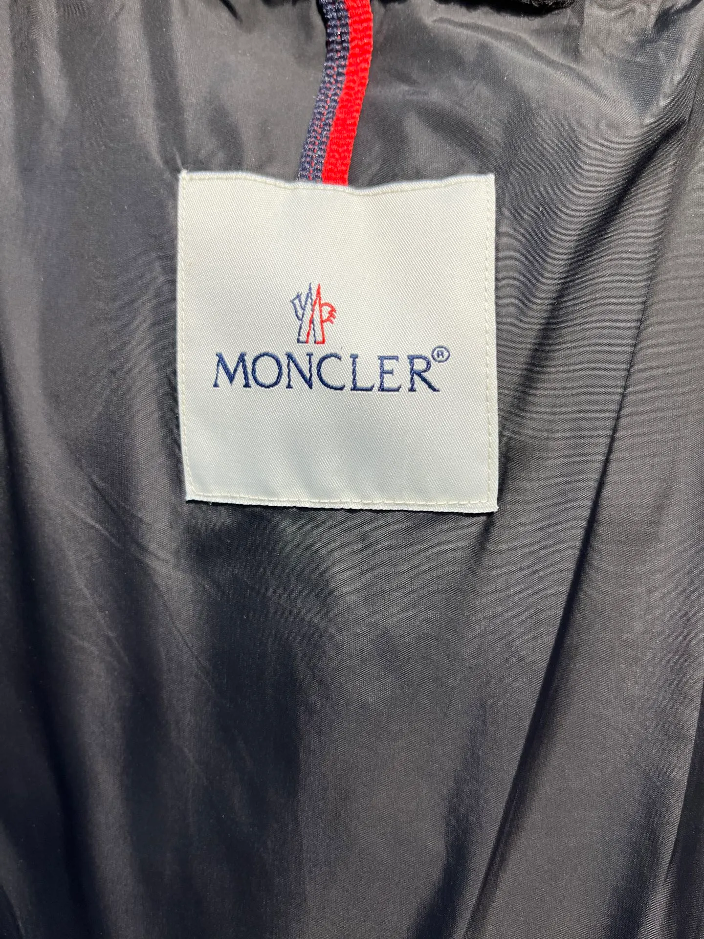 P780 moncler 🌟Large webbing embroidered letters down jacket, upgraded logo with induction anti-counterfeiting, the latest NFC anti-counterfeiting technology, the same style, filled with 90 white duck down fluffy and full, customer-supplied fabrics, original hardware molding, placket with large letters embroidered webbing binding, same style for men and women. Color code number: 1 2 3 4 5