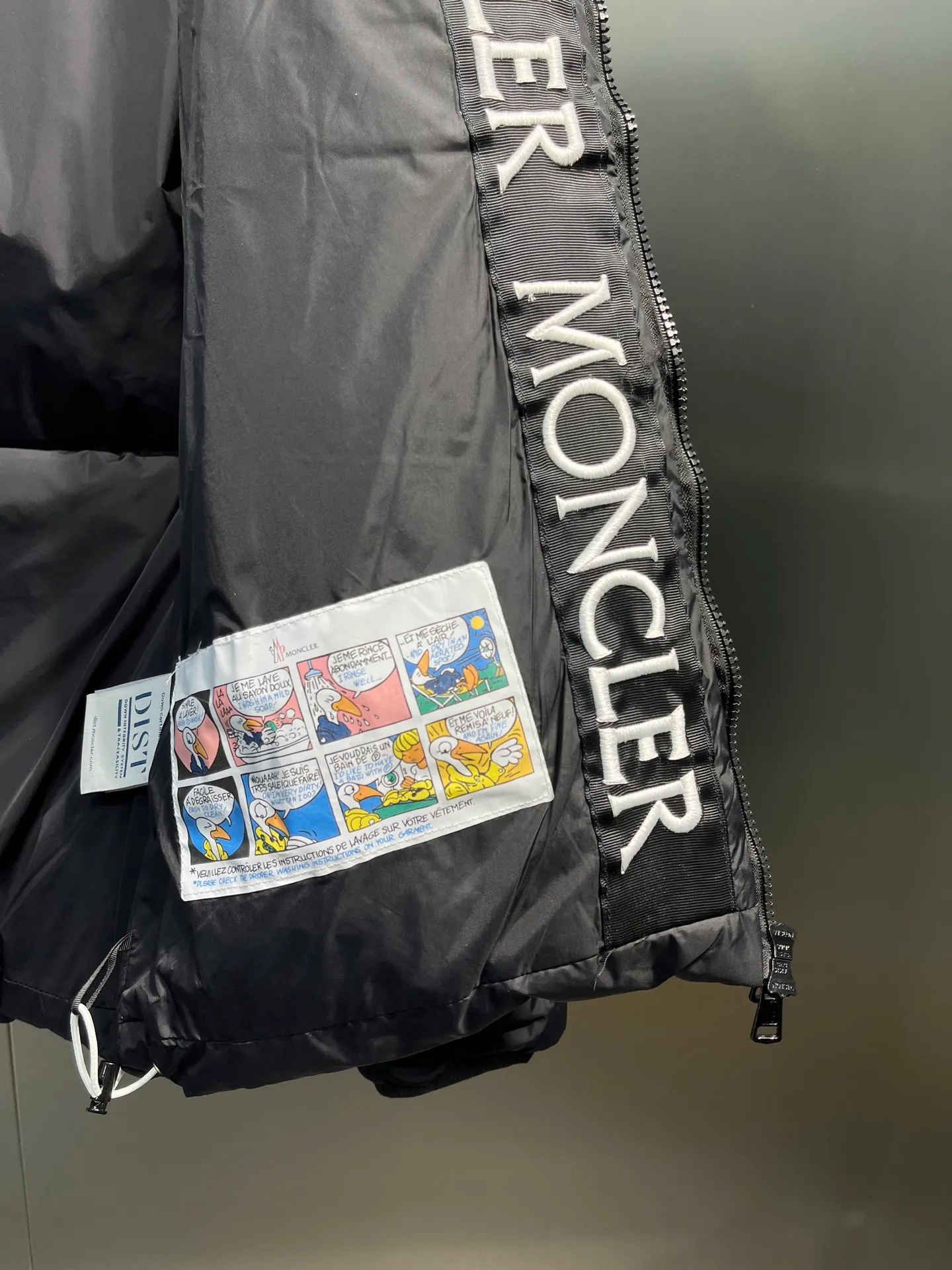 P780 moncler 🌟Large webbing embroidered letters down jacket, upgraded logo with induction anti-counterfeiting, the latest NFC anti-counterfeiting technology, the same style, filled with 90 white duck down fluffy and full, customer-supplied fabrics, original hardware molding, placket with large letters embroidered webbing binding, same style for men and women. Color code number: 1 2 3 4 5