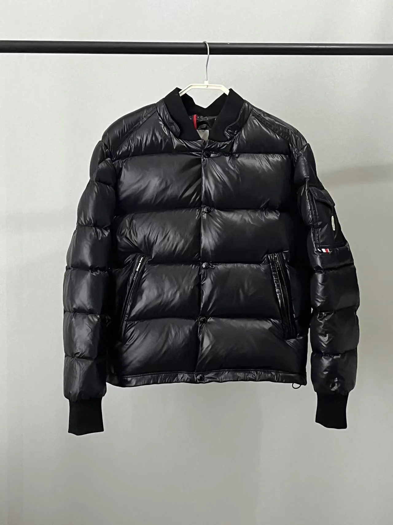 P920 ⬆️🆕❤️2️⃣0️⃣2️⃣4️⃣🆕MONCLER, the latest winter model, couple model, is on sale simultaneously on the official website! This down jacket has a great sense of design and looks, and you can buy it directly with quality control. It’s a high-end product that you can’t go wrong with! Simple and elegant design~Classic flap pocket design on the sleeves and arms~The overall design makes this dress unique!   It is made of imported high-tech fabrics and is filled with white duck down. The texture and shape of the fabric are exquisite. You can feel its powerful aura through the detailed pictures. It also has superior handsomeness and thermal performance, making it easy to wear in various occasions! With polythermal insulation, you don’t have to worry about a little chill! It shows off the style and is also very warm at the same time (hat 🉑removable)~ Color: Black Red Gray Size: 1-2-3-4-5 (M~3XL)
