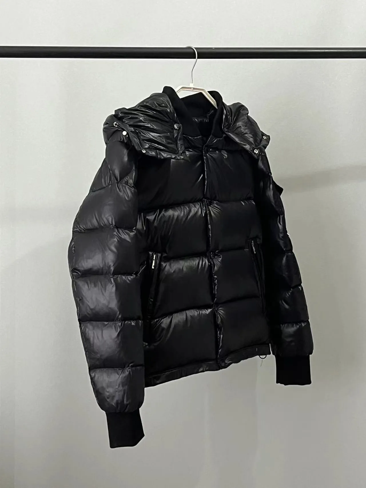 P920 ⬆️🆕❤️2️⃣0️⃣2️⃣4️⃣🆕MONCLER, the latest winter model, couple model, is on sale simultaneously on the official website! This down jacket has a great sense of design and looks, and you can buy it directly with quality control. It’s a high-end product that you can’t go wrong with! Simple and elegant design~Classic flap pocket design on the sleeves and arms~The overall design makes this dress unique!   It is made of imported high-tech fabrics and is filled with white duck down. The texture and shape of the fabric are exquisite. You can feel its powerful aura through the detailed pictures. It also has superior handsomeness and thermal performance, making it easy to wear in various occasions! With polythermal insulation, you don’t have to worry about a little chill! It shows off the style and is also very warm at the same time (hat 🉑removable)~ Color: Black Red Gray Size: 1-2-3-4-5 (M~3XL)