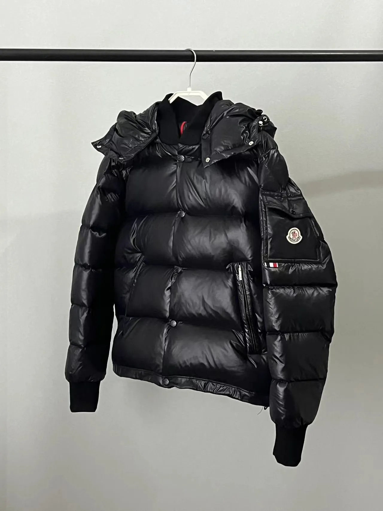 P920 ⬆️🆕❤️2️⃣0️⃣2️⃣4️⃣🆕MONCLER, the latest winter model, couple model, is on sale simultaneously on the official website! This down jacket has a great sense of design and looks, and you can buy it directly with quality control. It’s a high-end product that you can’t go wrong with! Simple and elegant design~Classic flap pocket design on the sleeves and arms~The overall design makes this dress unique!   It is made of imported high-tech fabrics and is filled with white duck down. The texture and shape of the fabric are exquisite. You can feel its powerful aura through the detailed pictures. It also has superior handsomeness and thermal performance, making it easy to wear in various occasions! With polythermal insulation, you don’t have to worry about a little chill! It shows off the style and is also very warm at the same time (hat 🉑removable)~ Color: Black Red Gray Size: 1-2-3-4-5 (M~3XL)