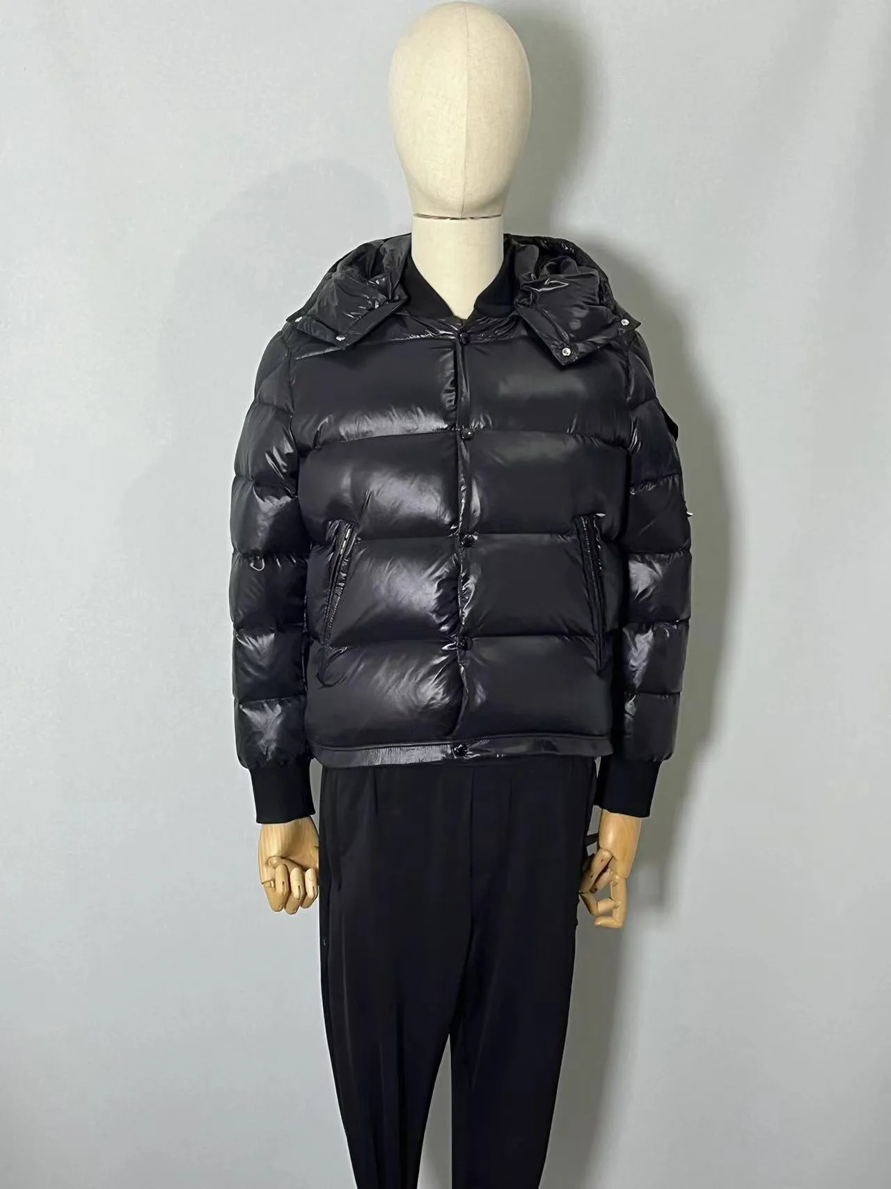 P920 ⬆️🆕❤️2️⃣0️⃣2️⃣4️⃣🆕MONCLER, the latest winter model, couple model, is on sale simultaneously on the official website! This down jacket has a great sense of design and looks, and you can buy it directly with quality control. It’s a high-end product that you can’t go wrong with! Simple and elegant design~Classic flap pocket design on the sleeves and arms~The overall design makes this dress unique!   It is made of imported high-tech fabrics and is filled with white duck down. The texture and shape of the fabric are exquisite. You can feel its powerful aura through the detailed pictures. It also has superior handsomeness and thermal performance, making it easy to wear in various occasions! With polythermal insulation, you don’t have to worry about a little chill! It shows off the style and is also very warm at the same time (hat 🉑removable)~ Color: Black Red Gray Size: 1-2-3-4-5 (M~3XL)