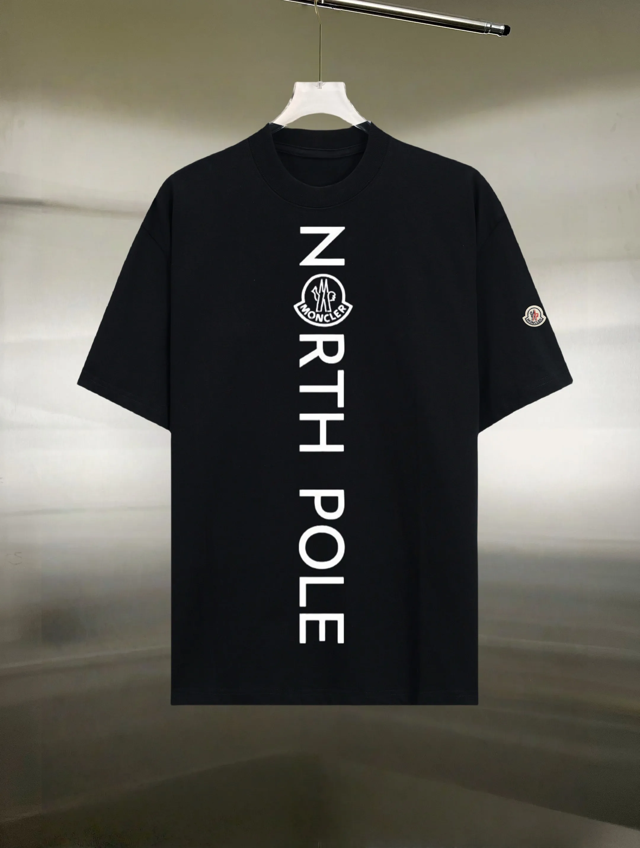 P130 Style: Moncler/muzzled short-sleeved T-shirt Fabric: 300g double yarn 100% cotton Rib: 320g Solona Process: Printing Color: White Black Size: S M L XL XXL No gender distinction, same style for men and women