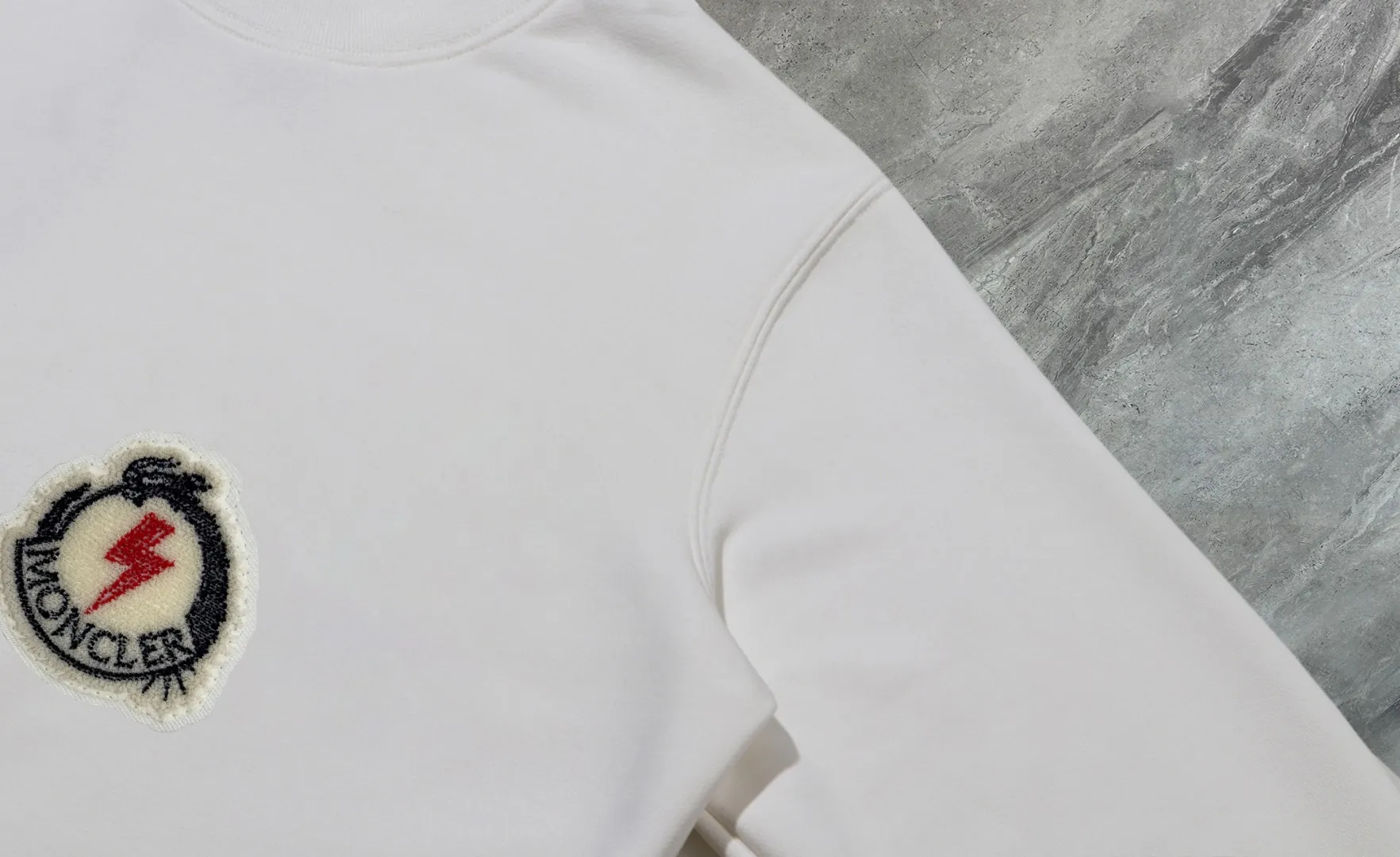 P210 High-version sweatshirt) [Long-term stock] 〖𝐌𝐎𝐍𝐂𝐋𝐄𝐑~Mask〗 Made of 440g heavy-weight fabric. It is different from the market currency. It can be matched with any variety and is properly handsome. 😎The whole dress is made of double waistcoats. The double waistcoats make the whole dress more three-dimensional. Not ordinary factories can do such fine work. 2025 Spring runway version of the T stage, on sale at the counter, round neck terry sweatshirt, high-end double-strand pure cotton, custom-made stretch ribs, dyed in the same vat, complete with three standards, matched with exquisite embroidered LOGO on the chest, simple and advanced, same style for men and women. Color: black, apricot, white, size: S M L XL 2XL