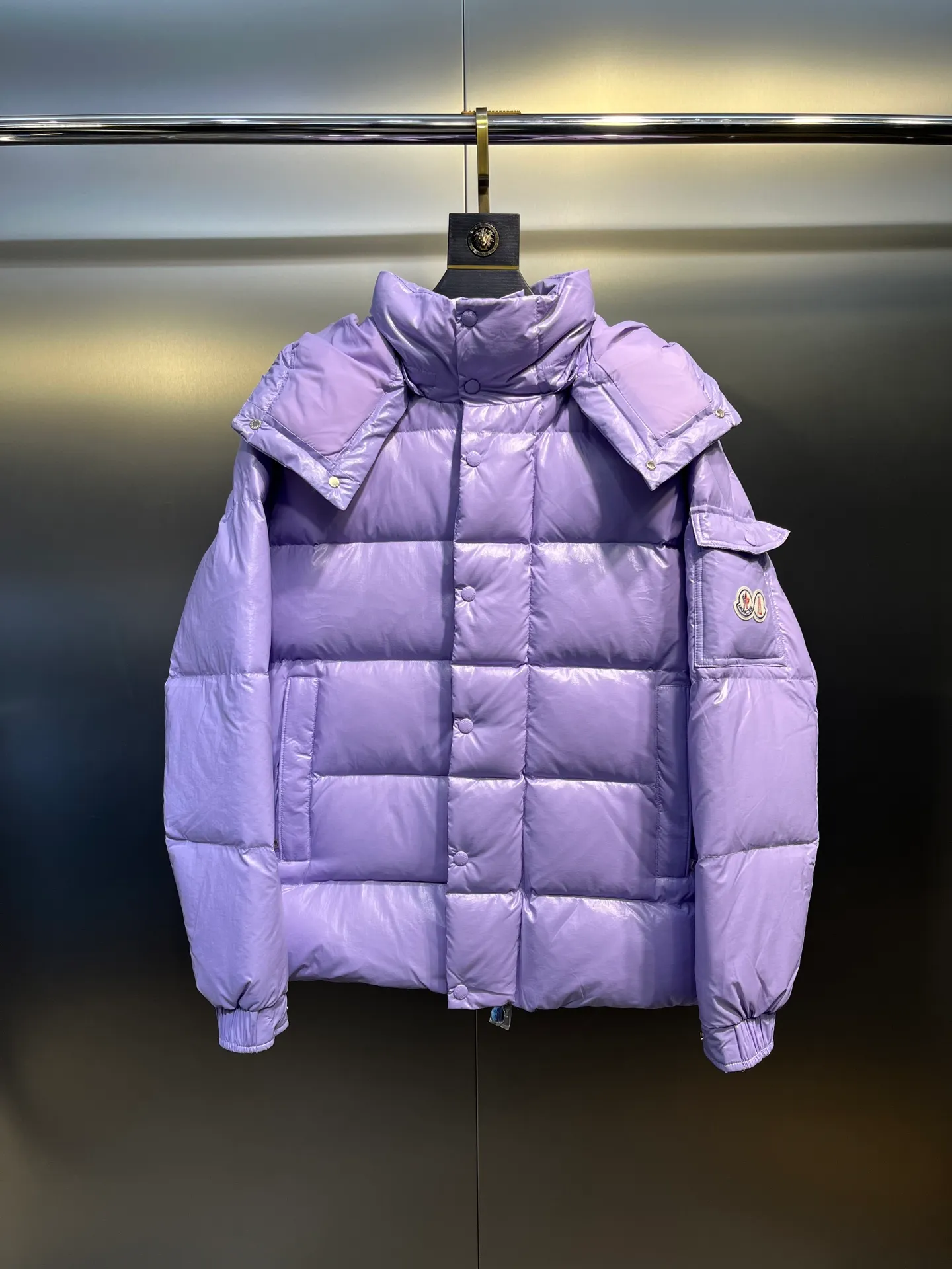 P840 Moncler 70th Anniversary 🌟maya limited edition double label series, the highest version 95 white goose down, French M Archives collection, ultra-high-end Maya series, hooded warm down jacket for couples, winter jacket! The Maya down jacket, which has been anticipated for a year, is one of the most classic down jacket styles and is a collection from the Moner Archives! I won’t brag about the quality of this down jacket, because everyone claims to be the best, and everyone must receive a good one! Toray's glossy outer material is supplied by customers, with great fluffiness, no trace of stems, strong resilience, outstanding details, exquisite craftsmanship, and DIST environmentally friendly goose down filling! This year’s latest logo is full of warmth, which is enough for basically anywhere in the country! It can be worn as a ski suit, and it is so handsome. It is definitely the most influential winter high-street item when worn!  Size: 1-5 yards