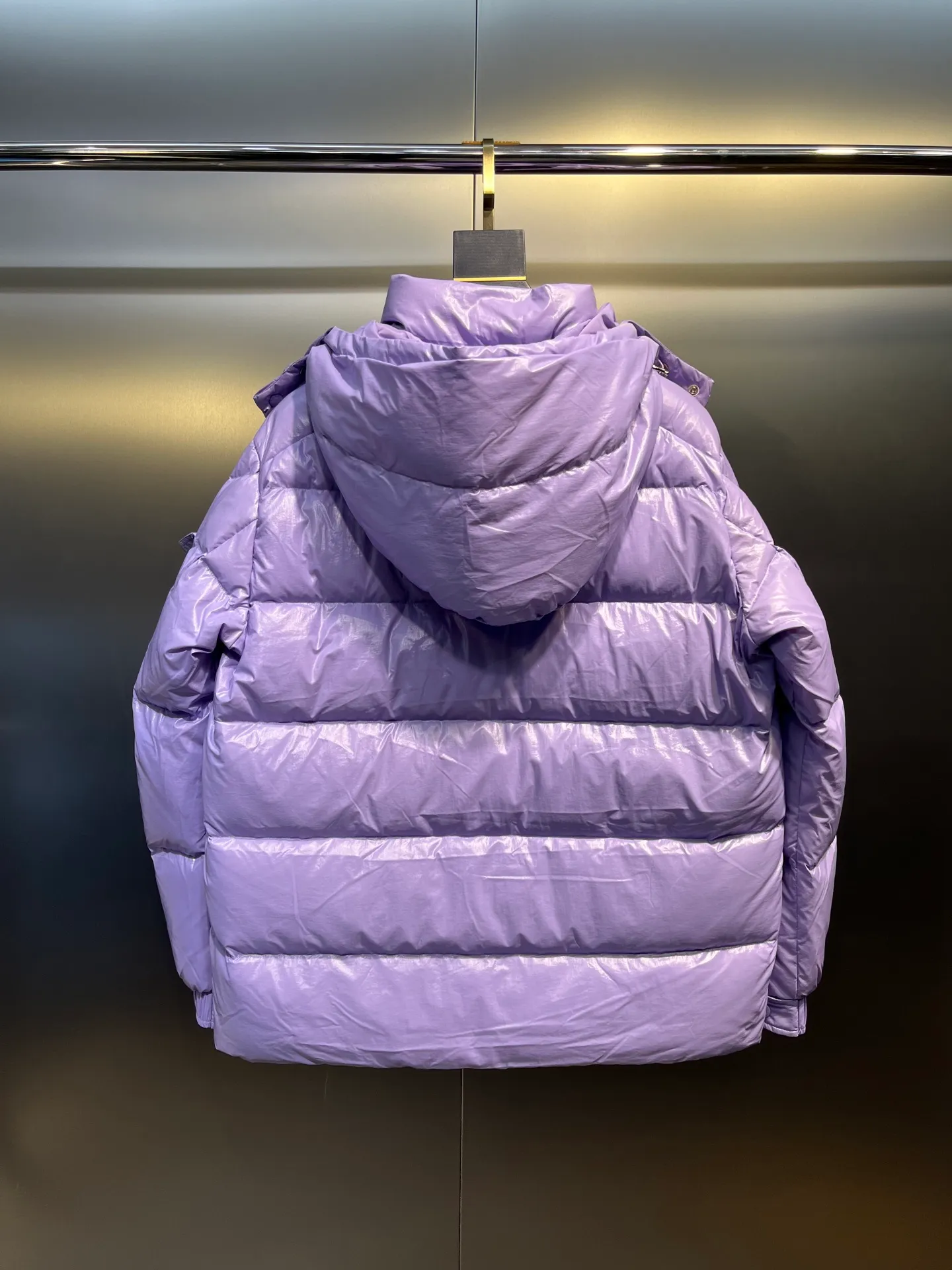 P840 Moncler 70th Anniversary 🌟maya limited edition double label series, the highest version 95 white goose down, French M Archives collection, ultra-high-end Maya series, hooded warm down jacket for couples, winter jacket! The Maya down jacket, which has been anticipated for a year, is one of the most classic down jacket styles and is a collection from the Moner Archives! I won’t brag about the quality of this down jacket, because everyone claims to be the best, and everyone must receive a good one! Toray's glossy outer material is supplied by customers, with great fluffiness, no trace of stems, strong resilience, outstanding details, exquisite craftsmanship, and DIST environmentally friendly goose down filling! This year’s latest logo is full of warmth, which is enough for basically anywhere in the country! It can be worn as a ski suit, and it is so handsome. It is definitely the most influential winter high-street item when worn!  Size: 1-5 yards