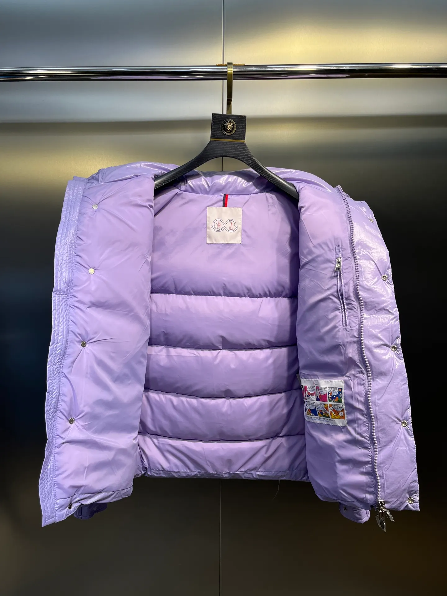 P840 Moncler 70th Anniversary 🌟maya limited edition double label series, the highest version 95 white goose down, French M Archives collection, ultra-high-end Maya series, hooded warm down jacket for couples, winter jacket! The Maya down jacket, which has been anticipated for a year, is one of the most classic down jacket styles and is a collection from the Moner Archives! I won’t brag about the quality of this down jacket, because everyone claims to be the best, and everyone must receive a good one! Toray's glossy outer material is supplied by customers, with great fluffiness, no trace of stems, strong resilience, outstanding details, exquisite craftsmanship, and DIST environmentally friendly goose down filling! This year’s latest logo is full of warmth, which is enough for basically anywhere in the country! It can be worn as a ski suit, and it is so handsome. It is definitely the most influential winter high-street item when worn!  Size: 1-5 yards