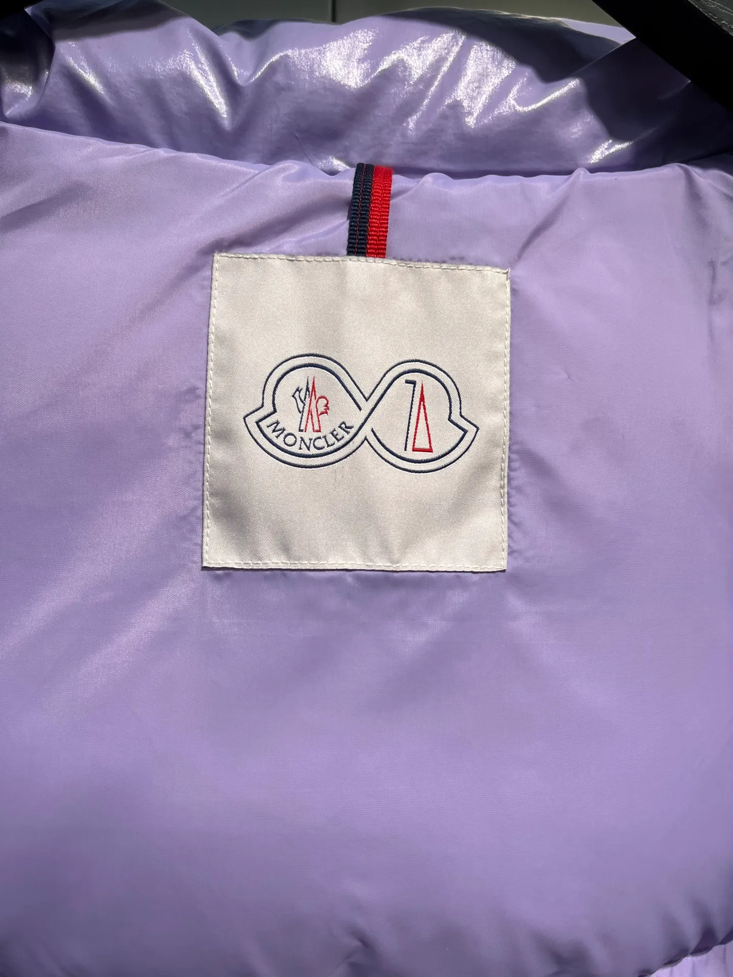P840 Moncler 70th Anniversary 🌟maya limited edition double label series, the highest version 95 white goose down, French M Archives collection, ultra-high-end Maya series, hooded warm down jacket for couples, winter jacket! The Maya down jacket, which has been anticipated for a year, is one of the most classic down jacket styles and is a collection from the Moner Archives! I won’t brag about the quality of this down jacket, because everyone claims to be the best, and everyone must receive a good one! Toray's glossy outer material is supplied by customers, with great fluffiness, no trace of stems, strong resilience, outstanding details, exquisite craftsmanship, and DIST environmentally friendly goose down filling! This year’s latest logo is full of warmth, which is enough for basically anywhere in the country! It can be worn as a ski suit, and it is so handsome. It is definitely the most influential winter high-street item when worn!  Size: 1-5 yards