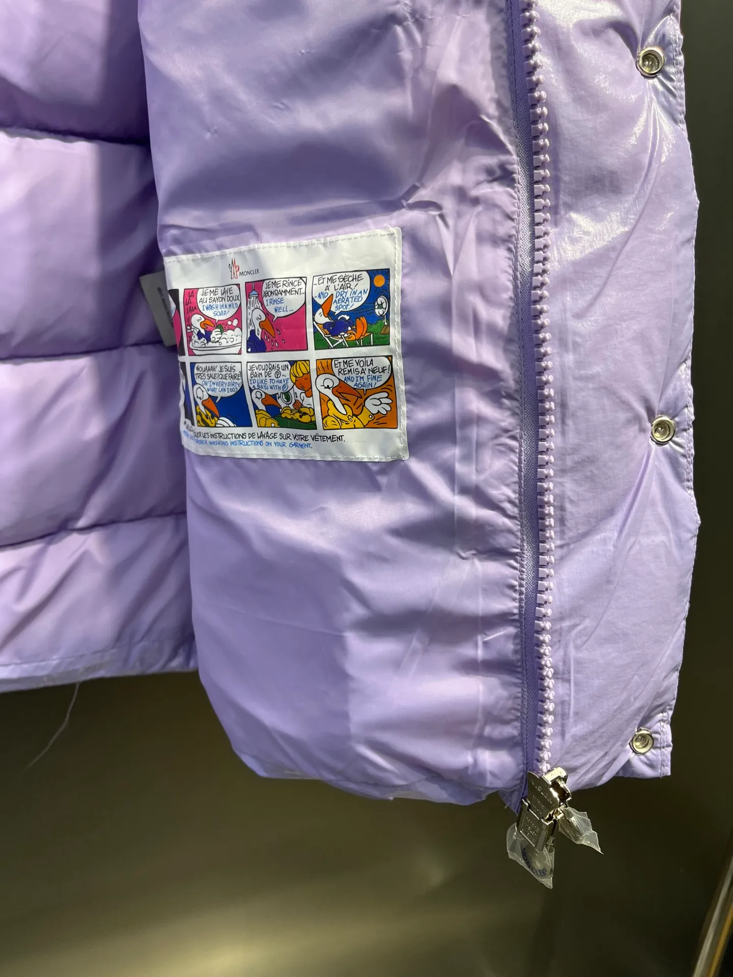 P840 Moncler 70th Anniversary 🌟maya limited edition double label series, the highest version 95 white goose down, French M Archives collection, ultra-high-end Maya series, hooded warm down jacket for couples, winter jacket! The Maya down jacket, which has been anticipated for a year, is one of the most classic down jacket styles and is a collection from the Moner Archives! I won’t brag about the quality of this down jacket, because everyone claims to be the best, and everyone must receive a good one! Toray's glossy outer material is supplied by customers, with great fluffiness, no trace of stems, strong resilience, outstanding details, exquisite craftsmanship, and DIST environmentally friendly goose down filling! This year’s latest logo is full of warmth, which is enough for basically anywhere in the country! It can be worn as a ski suit, and it is so handsome. It is definitely the most influential winter high-street item when worn!  Size: 1-5 yards