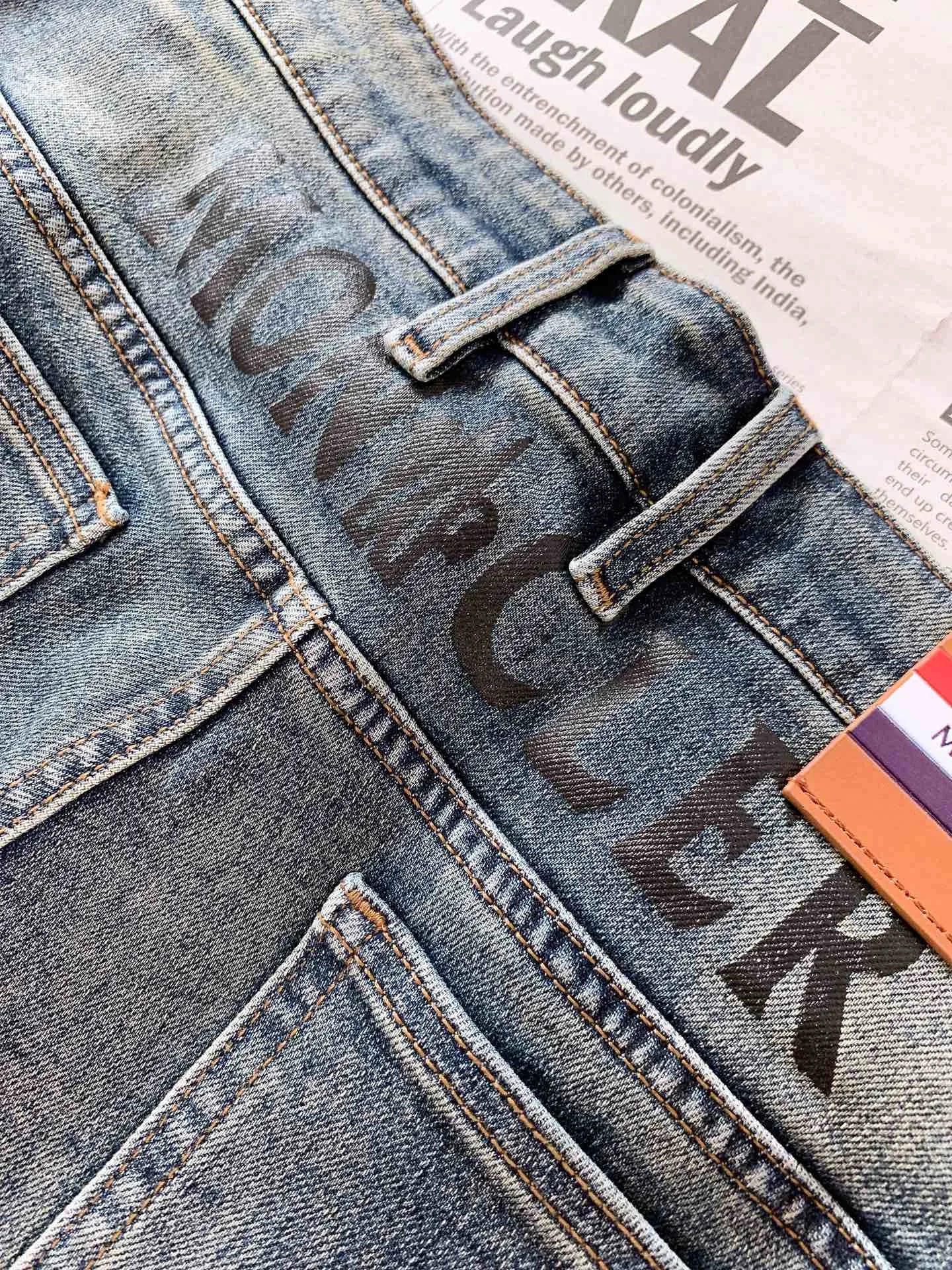 P220 Moncler 2025 SS spring and summer new product, high fashion style, casual washed jeans. The fabric is very special, super fine imitation cotton yarn blend, super soft and comfortable. It has the casual and casual feel of denim, but also has a sense of relaxation and fashion. The fabric surface is refreshing, slightly elastic, and super soft for a long wearing time. The entire pair of pants is made of traditional hand-rubbing technology and is washed with natural stone grinding and light fermentation. The version is a fitted small straight-leg cut with exquisite details. ……………………………………………………………… ❥∙Size: 29-40