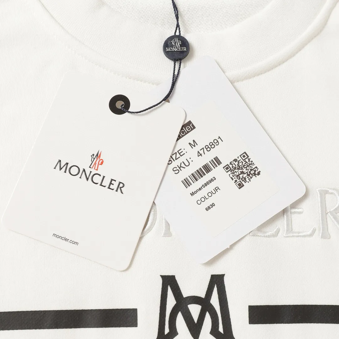 P210 Style No.: 854 〈MONCLER〉The price of the embroidered printed round neck sweatshirt with a hood is actually quite advantageous. Those who have been to the counters should know that the price of the hooded sweatshirt is not much cheaper than that of Gucci Burberry. It is just relatively low-key and unwilling to hype. It is a picture that you want to buy or not. The aloof existence... ✅460 grams of 100% pure cotton wool fabric OS version is too large ✅Combined with the original high weight double yarn thread ✅Correct three-needle and five-thread craftsmanship Chain edge Color: Black White Size S M L
