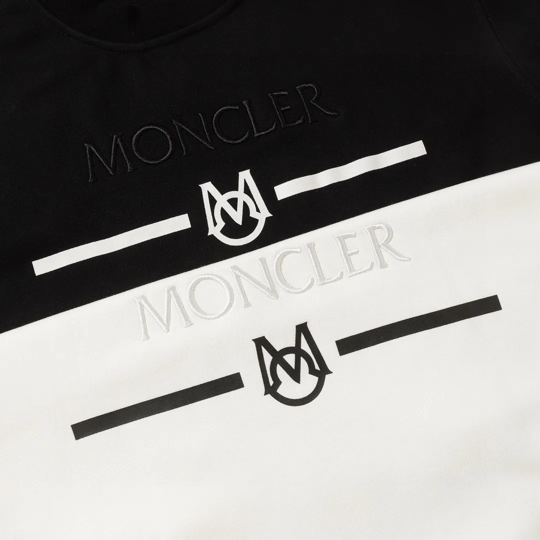 P210 Style No.: 854 〈MONCLER〉The price of the embroidered printed round neck sweatshirt with a hood is actually quite advantageous. Those who have been to the counters should know that the price of the hooded sweatshirt is not much cheaper than that of Gucci Burberry. It is just relatively low-key and unwilling to hype. It is a picture that you want to buy or not. The aloof existence... ✅460 grams of 100% pure cotton wool fabric OS version is too large ✅Combined with the original high weight double yarn thread ✅Correct three-needle and five-thread craftsmanship Chain edge Color: Black White Size S M L