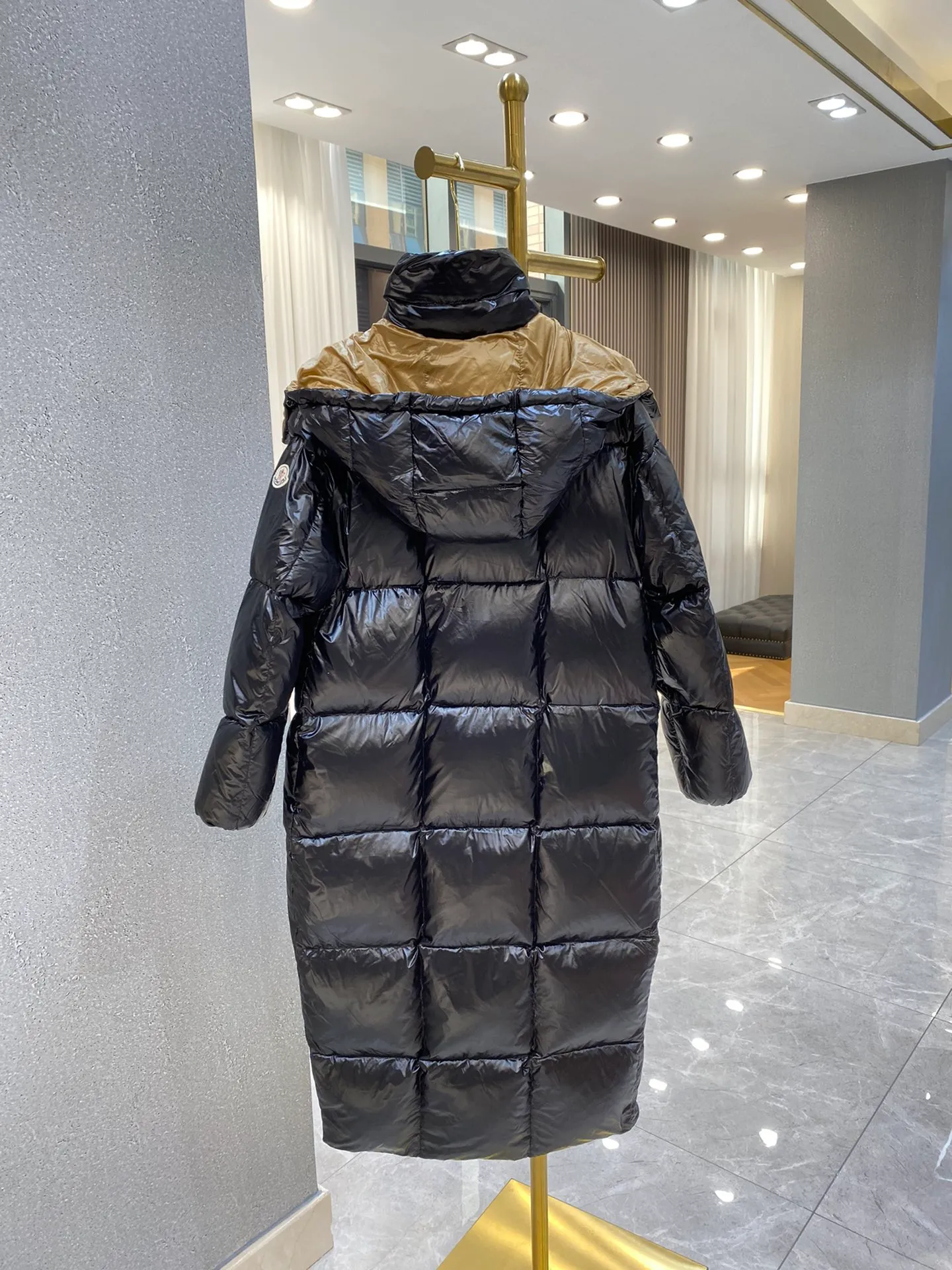 P820 ​​🧣Moncler over-the-knee hooded extra long hooded down jacket, slim fit, very easy to wear, gives you both warmth and style! A long down jacket is a must-have in your winter wardrobe! Get it all in one piece from top to bottom, perfect to withstand the cold winter! ❄️ 🦆The inside is properly filled with 90% duck down, and the filling volume is very full!!! This is not the cheap down cotton on the market! ❌ The inner liner is designed to prevent velvet drilling, and there is no possibility of velvet drilling! No need to worry about getting a little chilly!  It feels fluffy and soft, and it feels very comfortable and warm when worn on the upper body. It's like wearing a warm bread 🍞 It's much lighter than a quilt and much more comfortable! Nothing restrictive! Lightweight, warm, and very secure🔥🔥 You don’t need it now, but when the weather gets cold🥶 In winter, this down jacket will just make you put it on and not want to take it off. It will bring you warmth and security from head to toe! As I grow older, I pay more attention to health 😲 No matter how much ginger soup you drink, a thick and warm quilt like this is not as effective! Code number: 0 1 2 3