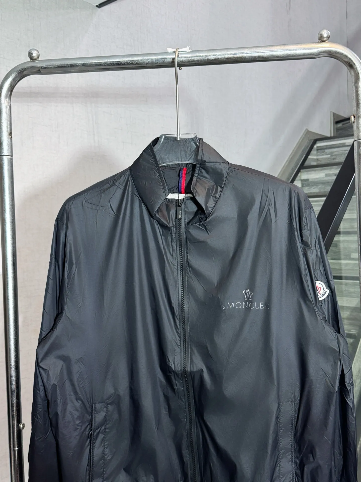 P240 model number: HE353 Moncler - Moncler 2025 new lightweight sun protection jacket. The fabric is made of customized original sun protection woven fabric. The upper body is smooth and natural. The light fabric has no weight on the upper body. The chest is digitally printed. The arms are sewn with three-dimensional small labels specific to the Moncler to highlight the characteristics of the clothes. The original small letter hardware slider zipper is customized. It is made by the original. It has three complete labels and the original original label. You can buy it with confidence.  Color: Black Size: M L XL