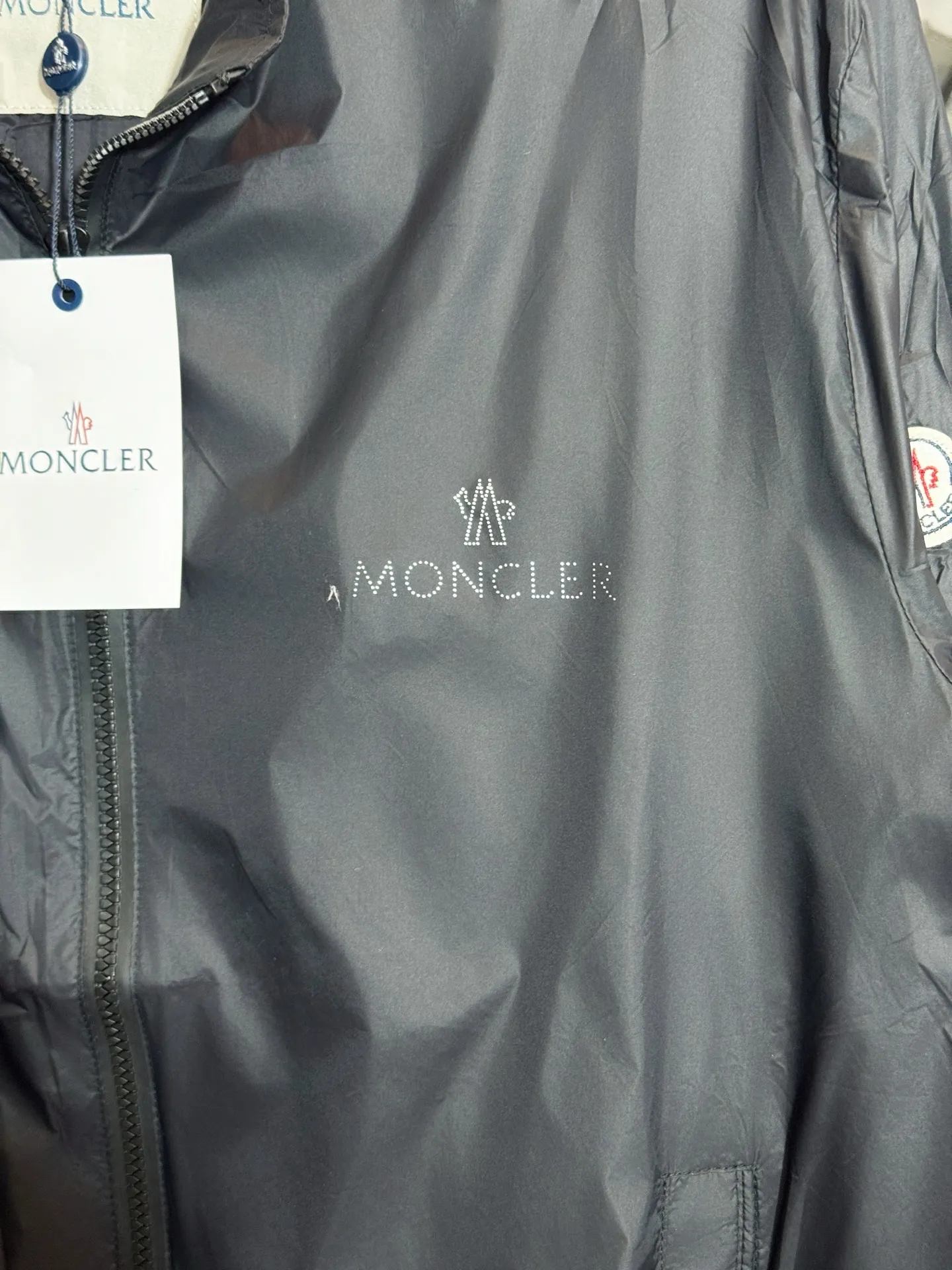 P240 model number: HE353 Moncler - Moncler 2025 new lightweight sun protection jacket. The fabric is made of customized original sun protection woven fabric. The upper body is smooth and natural. The light fabric has no weight on the upper body. The chest is digitally printed. The arms are sewn with three-dimensional small labels specific to the Moncler to highlight the characteristics of the clothes. The original small letter hardware slider zipper is customized. It is made by the original. It has three complete labels and the original original label. You can buy it with confidence.  Color: Black Size: M L XL
