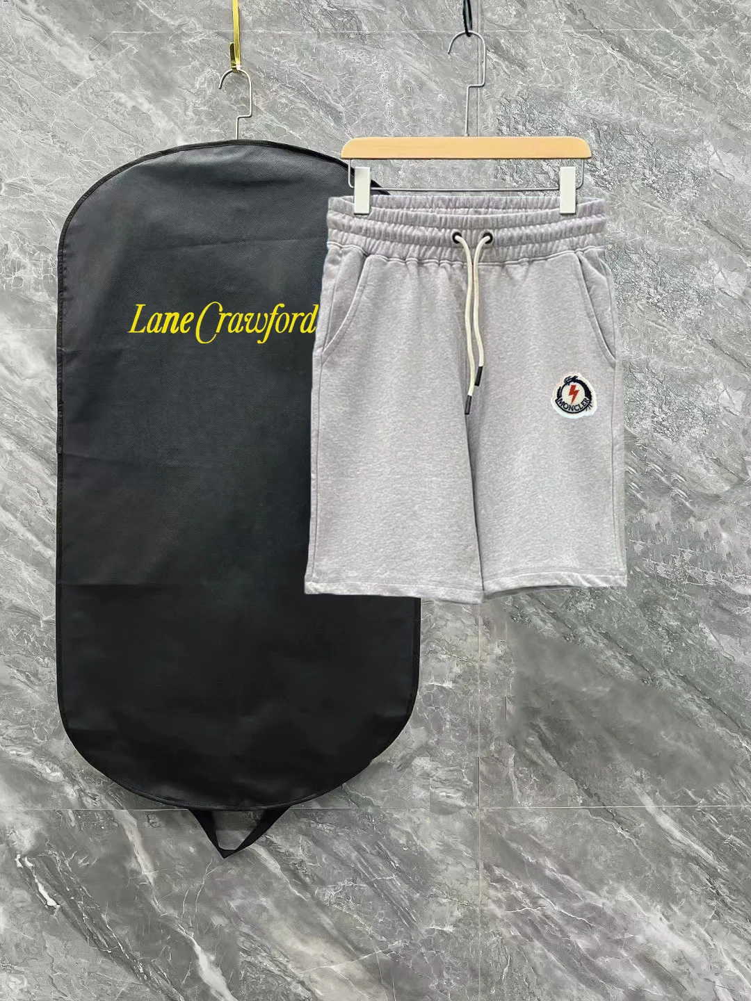 P230 Moncler SS spring and summer show style Slim-fitting lines with exquisite logo and simple logo shorts Domestic factory export Supply top brand fabrics 360g weight Compatible with all body shapes Black and white drawstring design on the waist elastic band Customized drawstring pockets with diagonal pocket design on both sides There is also a small pocket on the back Color: black gray Size S-XL