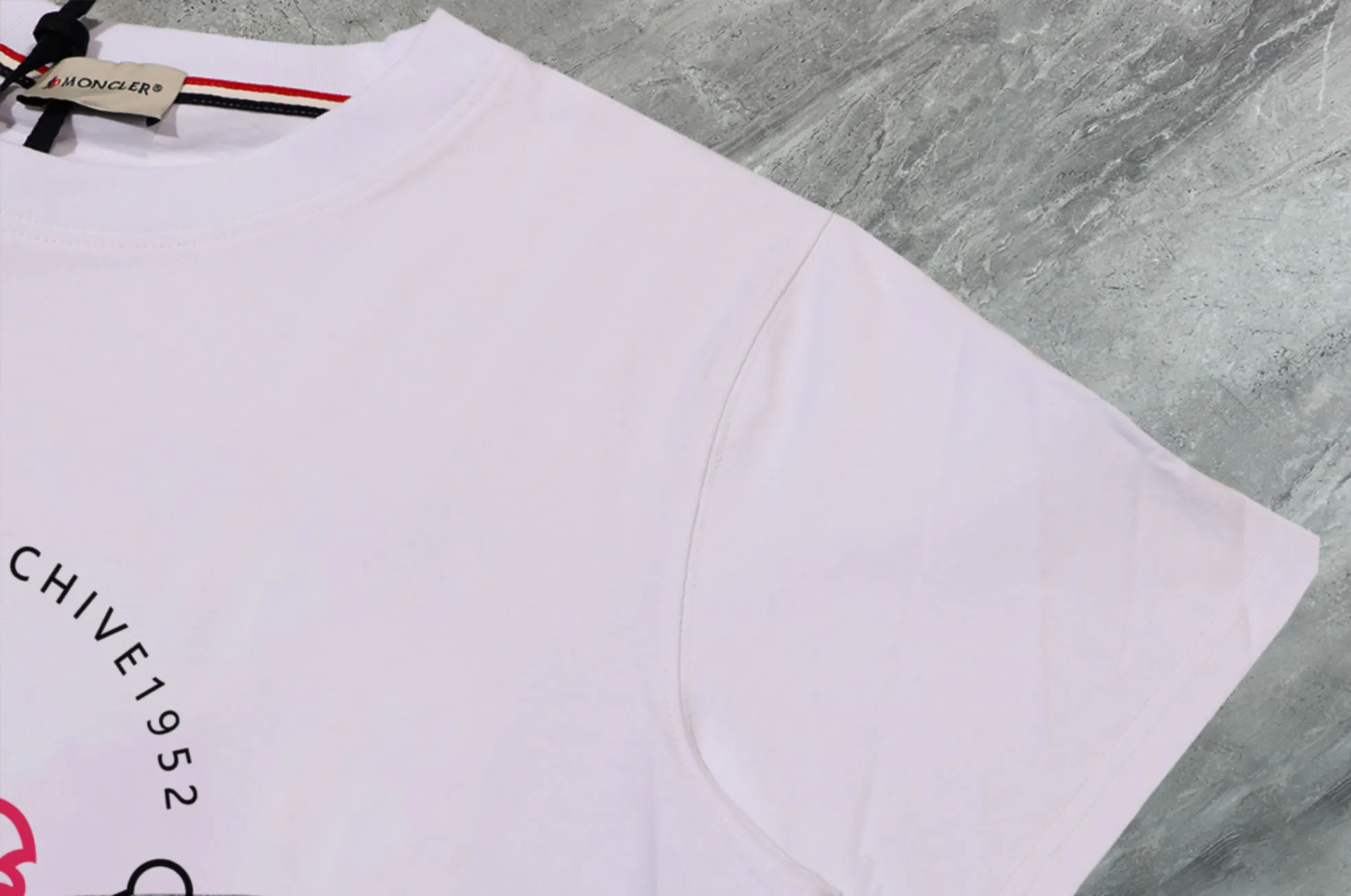 P140 💰Upgraded version "Mobile phone smart sensor ~ NFC chip armband ~ direct access to the official website for anti-counterfeiting" "Moncler ~ Mouth Mouth" 2025 new high-quality round neck short-sleeved T-shirt. The cuffs have imported embroidered labels. Customized dyeing, very comfortable to touch. Super versatile and good-looking short-sleeved. Complete with three labels. Non-market ordinary version. Feel free to compare. Quality is absolutely guaranteed! ‼ First of all, this original fabric is all custom-woven with 32-count double yarn fabric, 250G, and the weight is the same‼ Fine workmanship, double waistcoat method, double waistcoat method, double waistcoat method makes the whole dress more three-dimensional, which is not a craft that ordinary T-shirts can achieve🤪 Size: S-M-L-XL-2XL Color: black, white, apricot, same style for men and women