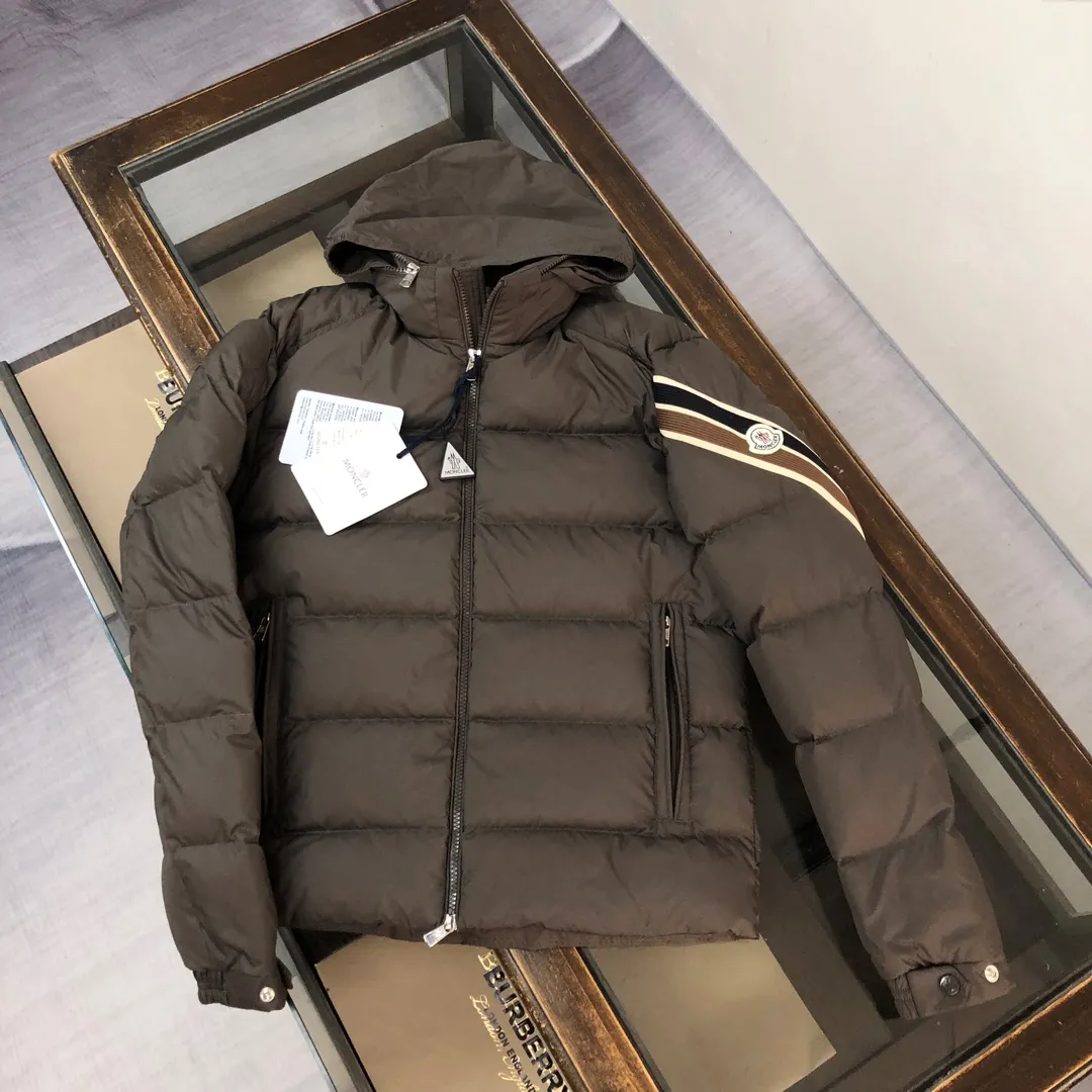 P860 🆕🆕Moncler Solayan men's three-color trimmed short down jacket! The latest official website is available simultaneously! ! White duck down filling ~ the most delicate, light and neat fabric!  The Solayan Men's Short Down Jacket features the season's signature stripe detailing, blending sporty spirit with timeless style.  The Solayan down jacket is made of micro chic fabric and has a tough square shape design, highlighting Moncler's sporty spirit. This cropped down jacket features tricolor stripes on the sleeves, a seasonal take on the brand's signature. Comes with a practical pull-out hood. Color: Black White Royal Blue Dark Brown Size: 1-2-3-4-5