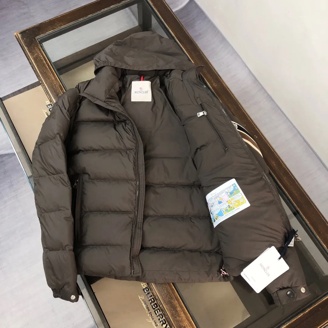 P860 🆕🆕Moncler Solayan men's three-color trimmed short down jacket! The latest official website is available simultaneously! ! White duck down filling ~ the most delicate, light and neat fabric!  The Solayan Men's Short Down Jacket features the season's signature stripe detailing, blending sporty spirit with timeless style.  The Solayan down jacket is made of micro chic fabric and has a tough square shape design, highlighting Moncler's sporty spirit. This cropped down jacket features tricolor stripes on the sleeves, a seasonal take on the brand's signature. Comes with a practical pull-out hood. Color: Black White Royal Blue Dark Brown Size: 1-2-3-4-5