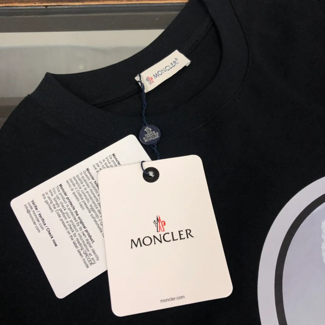 P160 🔥MONCLER New style, customized high-end ready-to-wear! Fashionable and trendy casual short-sleeved T-shirt, gentle, soft, delicate, skin-friendly, comfortable and cool, the chest pattern is stylish and full of vitality! A fashionable and versatile must-have! Color: black white Size: S～XL (loose version, please state your height and weight when placing an order)