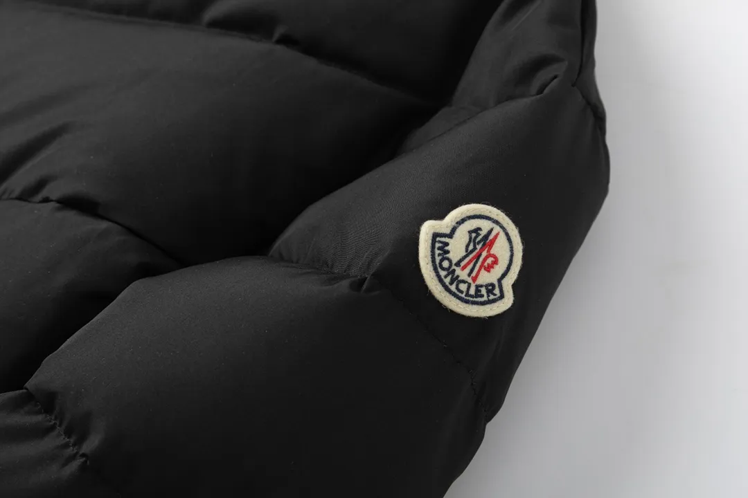 P940 with dust bag) Moncler/Moncler 2024 new arrival hooded belted down jacket. Customized YB imported windproof and waterproof nylon material with white goose down filling. The whole piece is lightweight and warm. It adopts rectangular strip and V-shaped embossed quilting. It is fashionable and advanced. The silhouette is plump and stiff, three-dimensional and stylish. The regular hooded down jacket is cut and the hooded collar makes the style more casual and personalized while taking into account the warmth, practicality, comfort and non-selective wear. Iconic badge decoration on the outside of the arm. Presenting the brand concept, the waist is equipped with a detachable elastic band to adjust and outline the waist. Light and fashionable down jackets are preferred for autumn and winter. Customized surface accessories are preferred. Check the version. Filling standard: national standard 90 down. Filling material: white goose down high version. Color: black, off-white, size: 0/1/2/3