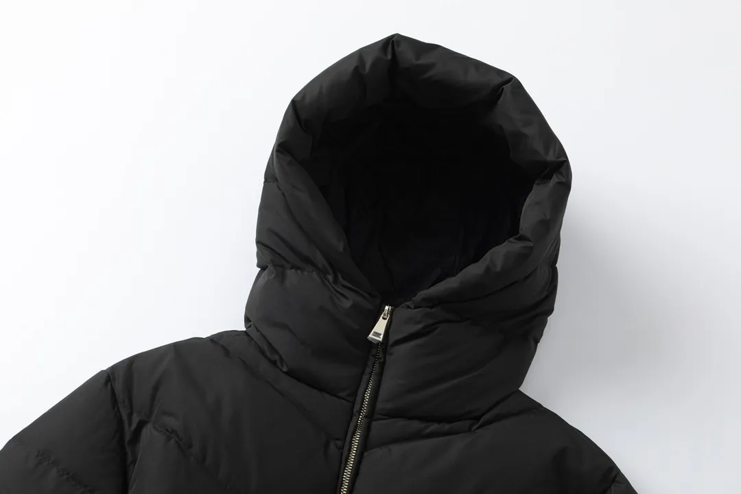 P940 with dust bag) Moncler/Moncler 2024 new arrival hooded belted down jacket. Customized YB imported windproof and waterproof nylon material with white goose down filling. The whole piece is lightweight and warm. It adopts rectangular strip and V-shaped embossed quilting. It is fashionable and advanced. The silhouette is plump and stiff, three-dimensional and stylish. The regular hooded down jacket is cut and the hooded collar makes the style more casual and personalized while taking into account the warmth, practicality, comfort and non-selective wear. Iconic badge decoration on the outside of the arm. Presenting the brand concept, the waist is equipped with a detachable elastic band to adjust and outline the waist. Light and fashionable down jackets are preferred for autumn and winter. Customized surface accessories are preferred. Check the version. Filling standard: national standard 90 down. Filling material: white goose down high version. Color: black, off-white, size: 0/1/2/3
