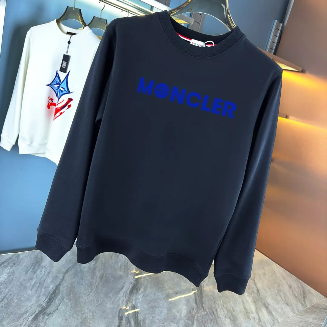 P210 high version sweatshirt) 📦With exclusive packaging📦 [Long-term ready stock] Upgraded version "Mobile phone smart sensor ~ NFC chip armband ~ Directly to the official website for anti-counterfeiting" 〖 𝐌𝐎𝐍𝐂𝐋𝐄𝐑 ~ Mouth covering〗 2025 new high quality, using 450 grams of heavyweight fabric Different from the market currency, you can mix and match everything at will and you will be handsome😎The whole clothes is made of double waistcoats. The double waistcoats make the whole dress more three-dimensional. It is not an ordinary factory that can do such fine work. 2025 autumn and winter new style, on sale at the counter, exquisite printed round neck terry sweatshirt. High-end double-ply cotton. Customized stretch ribs are dyed in the same vat. Three standards are complete. It is matched with digital printing patterns and is very breathable. Same style for men and women. Color: black, white, apricot. Size: S M L XL 2XL