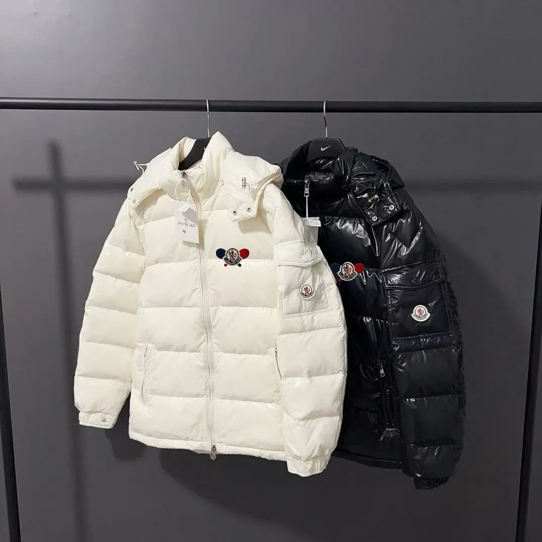 P720 MONCLER Meng Mouth Maya Down Jacket: Color/off-white, black Size: M. L. Zipper pendant with custom logo Fabric: 400D bright nylon, anti-fouling, anti-wrinkle, waterproof and windproof, very wear-resistant, breathable and comfortable.           Embroidery: Straight lines, smooth curves, dense and neat stitches, no jagged edges, flat embroidery surface, no skewed threads, consistent stitch length, no bottom exposed, no overlap, smooth embroidery surface, no ink marks and other stains. Advanced imported embroidery machines are used to ensure embroidery quality.