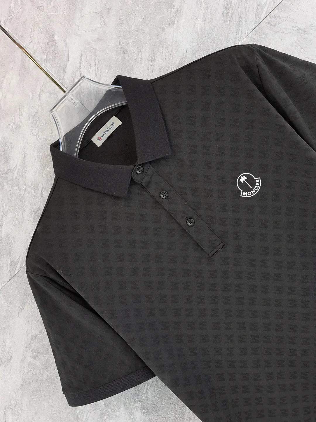 P210 High-end quality Moncler 25 spring and summer full jacquard lapel short sleeves. This short sleeve is made of Tencel➕cotton fabric, with double jacquard all over. It is carefully made and the upper body is refreshing! Update your casual look. Exquisite tailoring, complete with three-label accessories. Really heavy-duty. It is a fashionable item. The front is decorated with the brand LOGO. It is genuine YB custom fabric. It will never be faked. This piece looks really good when worn! Looks great with any combination! No gender distinction, same style for men and women Color: Black White Size: M L XL XXL XXXL
